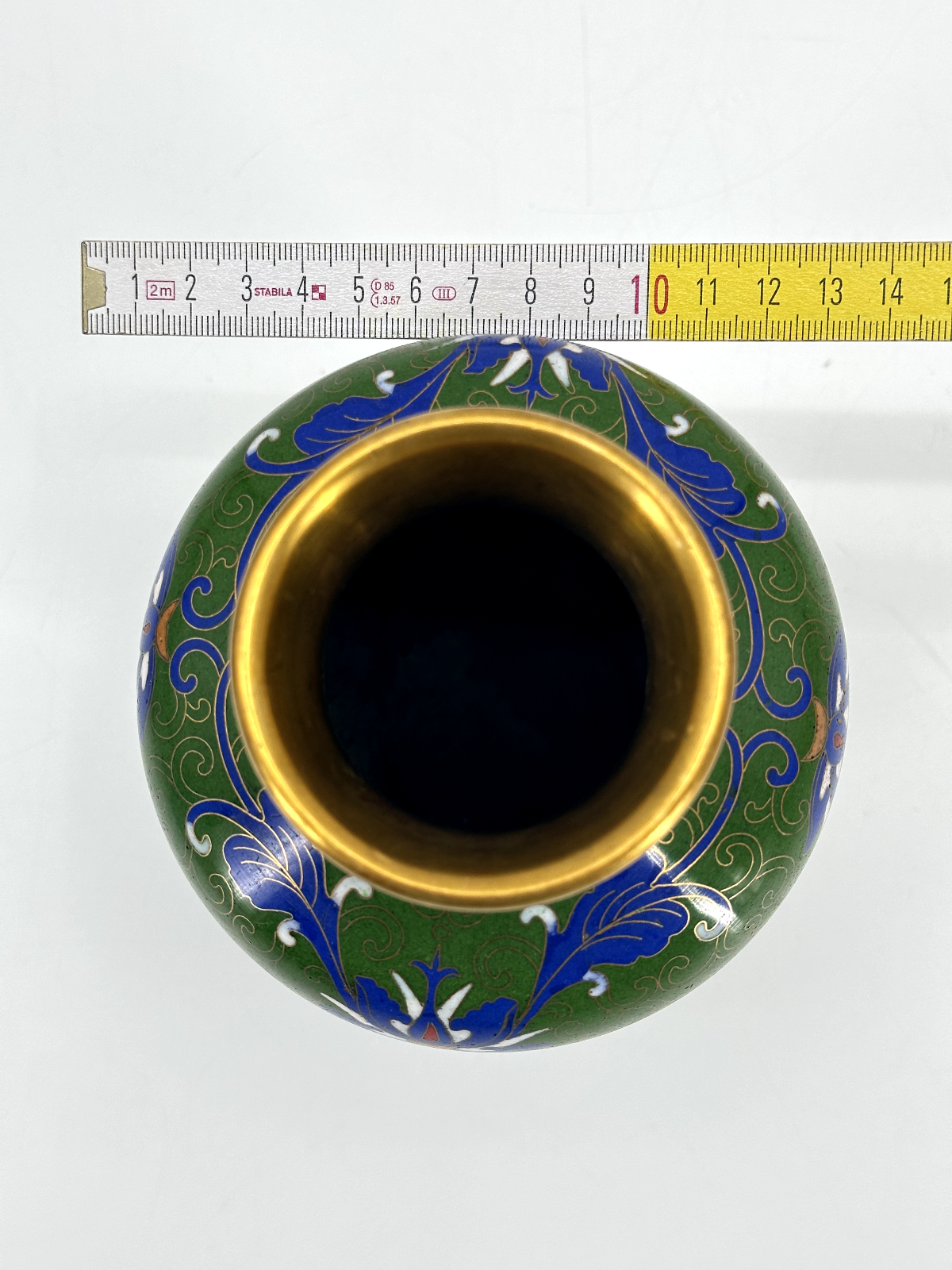 * CLOISONNÉ VASE CHINA MESSING GRÜN HOLZSOCKEL CLOISONNE