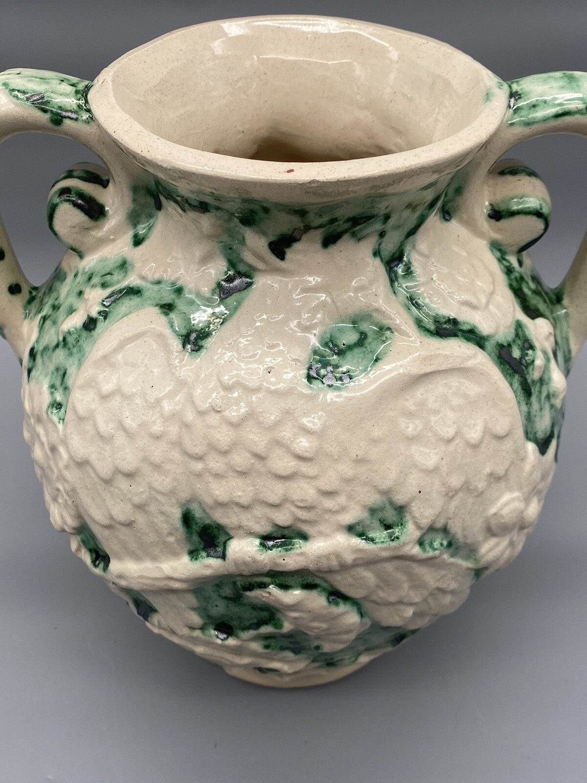 * VASE HENKELVASE KERAMIK VOGEL PFAU BLUMEN RELIEF RIGO BRUXELLES BELGIEN
