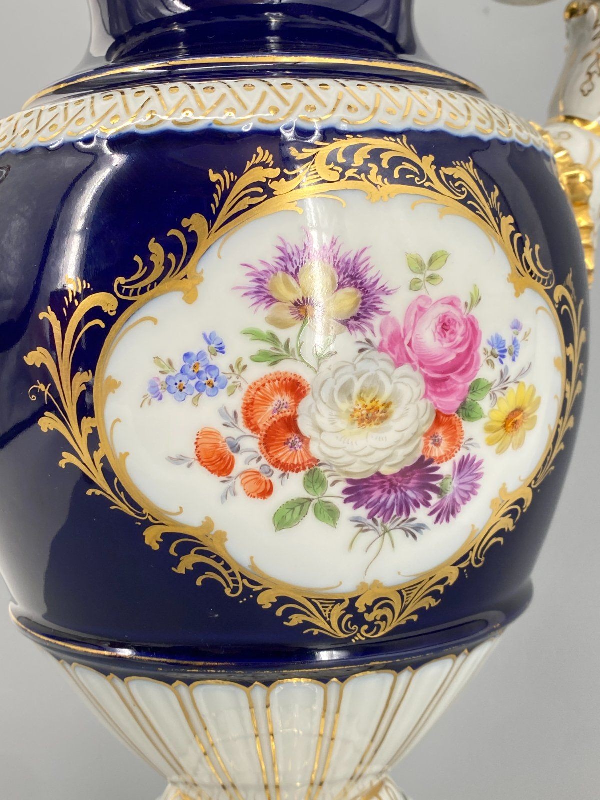 * PORZELLAN VASE HENKELVASE SCHLANGENGRIFF LEUTERITZ BLAU MEISSEN