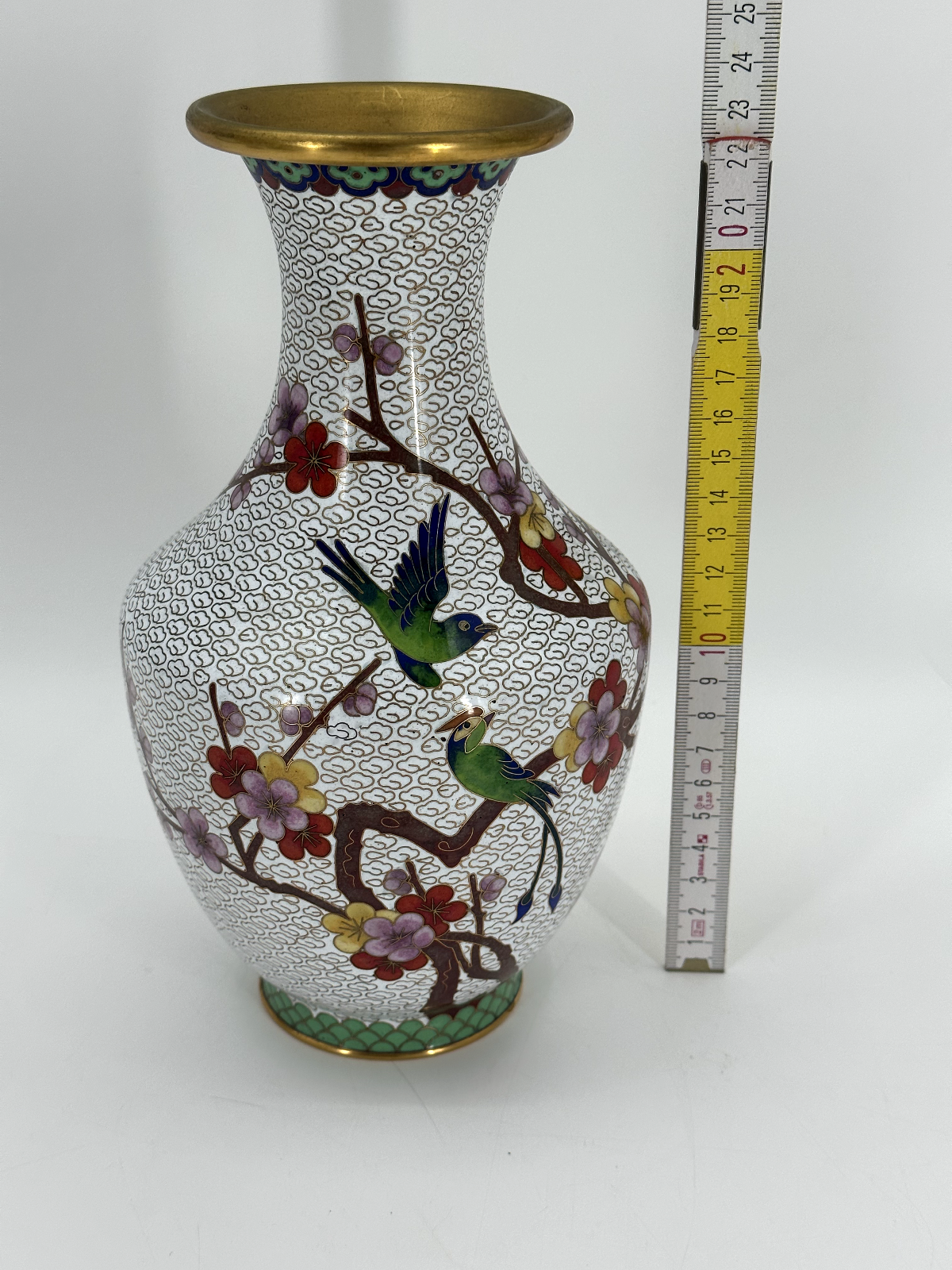 * CLOISONNÉ VASE CHINA PAAR MESSING WEIß HOLZSOCKEL CLOISONNE