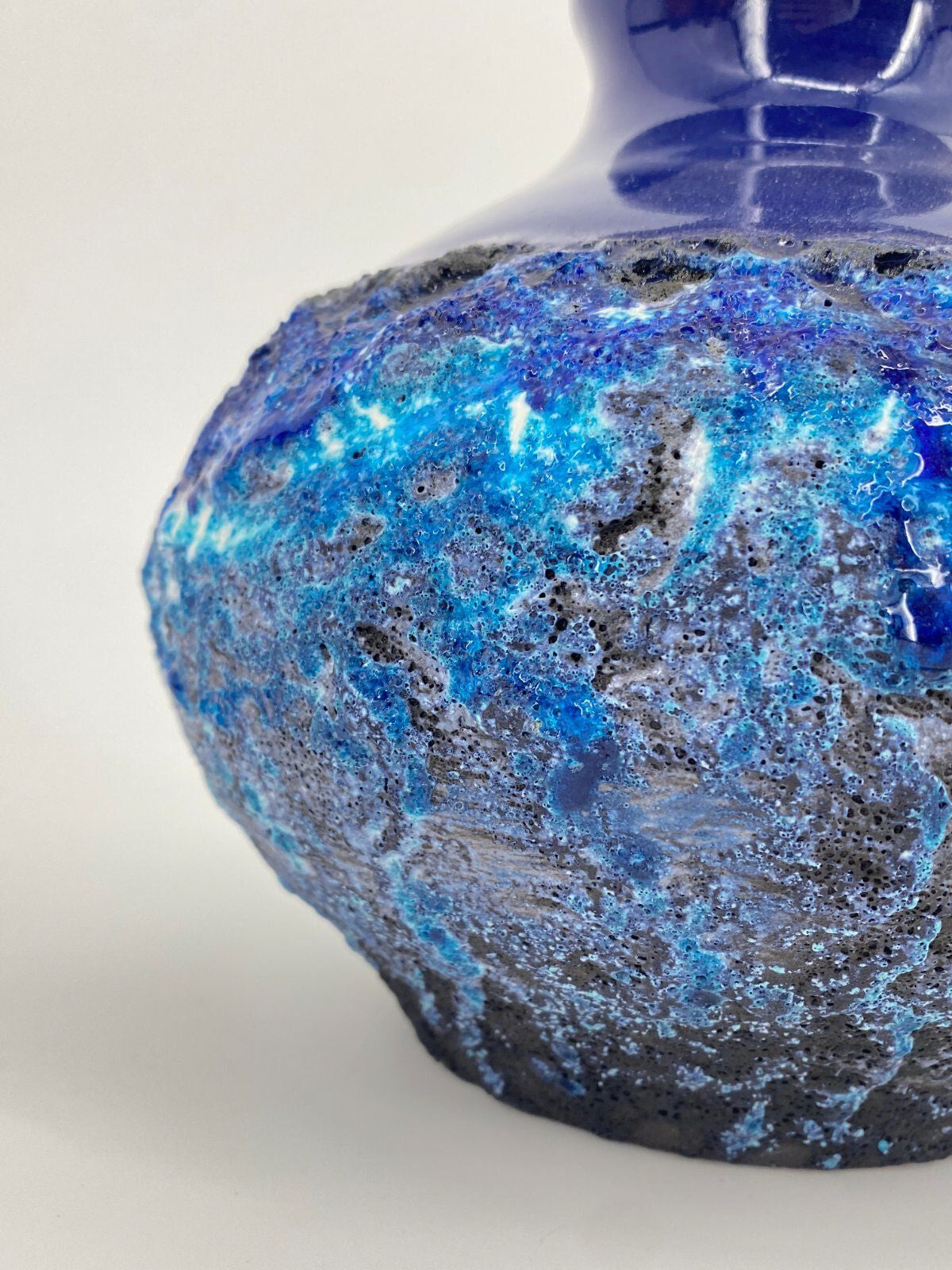 * MAREI STUDIOKERAMIK FAT LAVA VASE 4302 CAPRI DEKOR BLAU 70ER