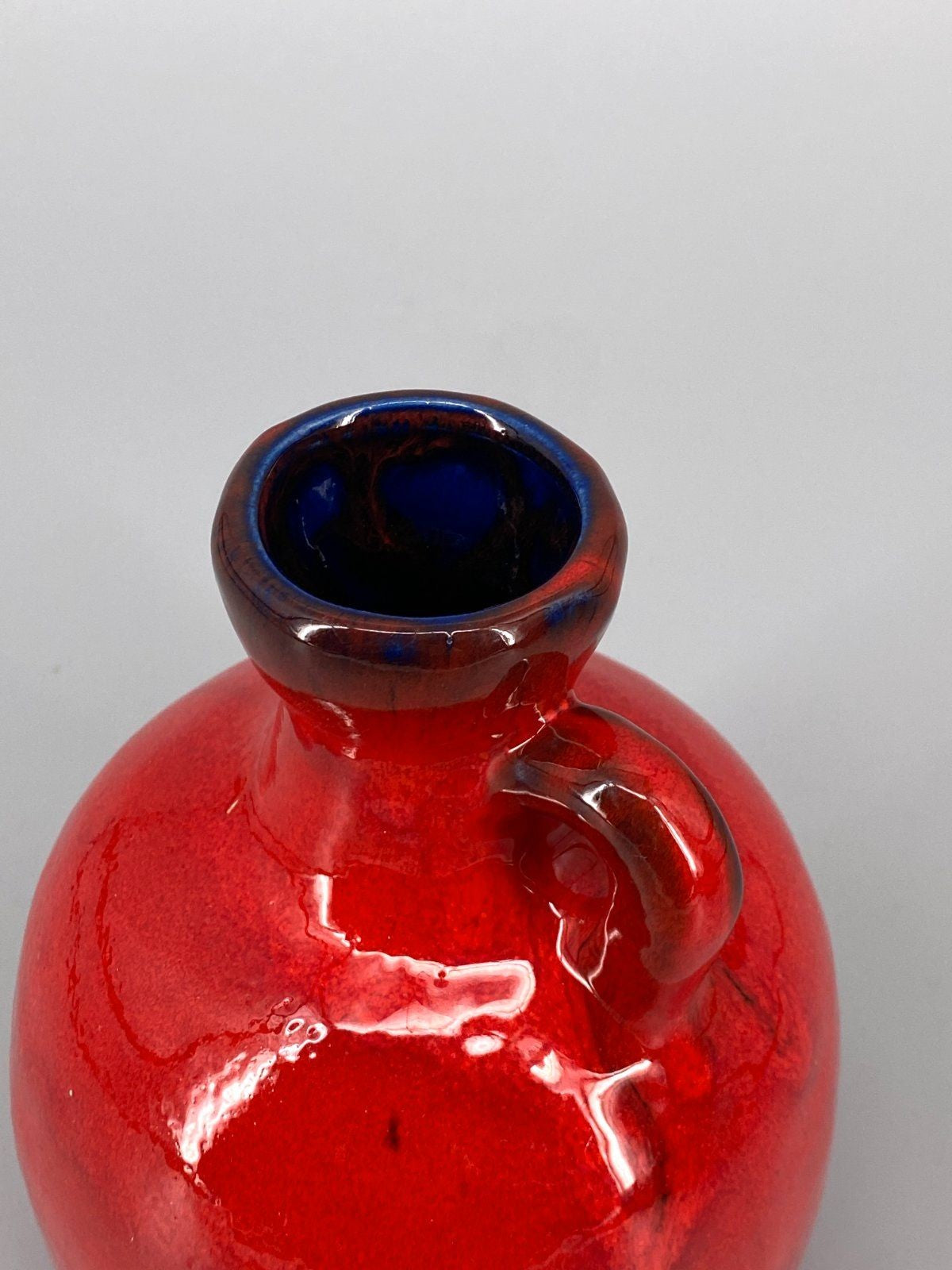 * VASE GERMAN POTTERY ROT KRUG HENKEL GLÄNZEND VINTAGE 70er