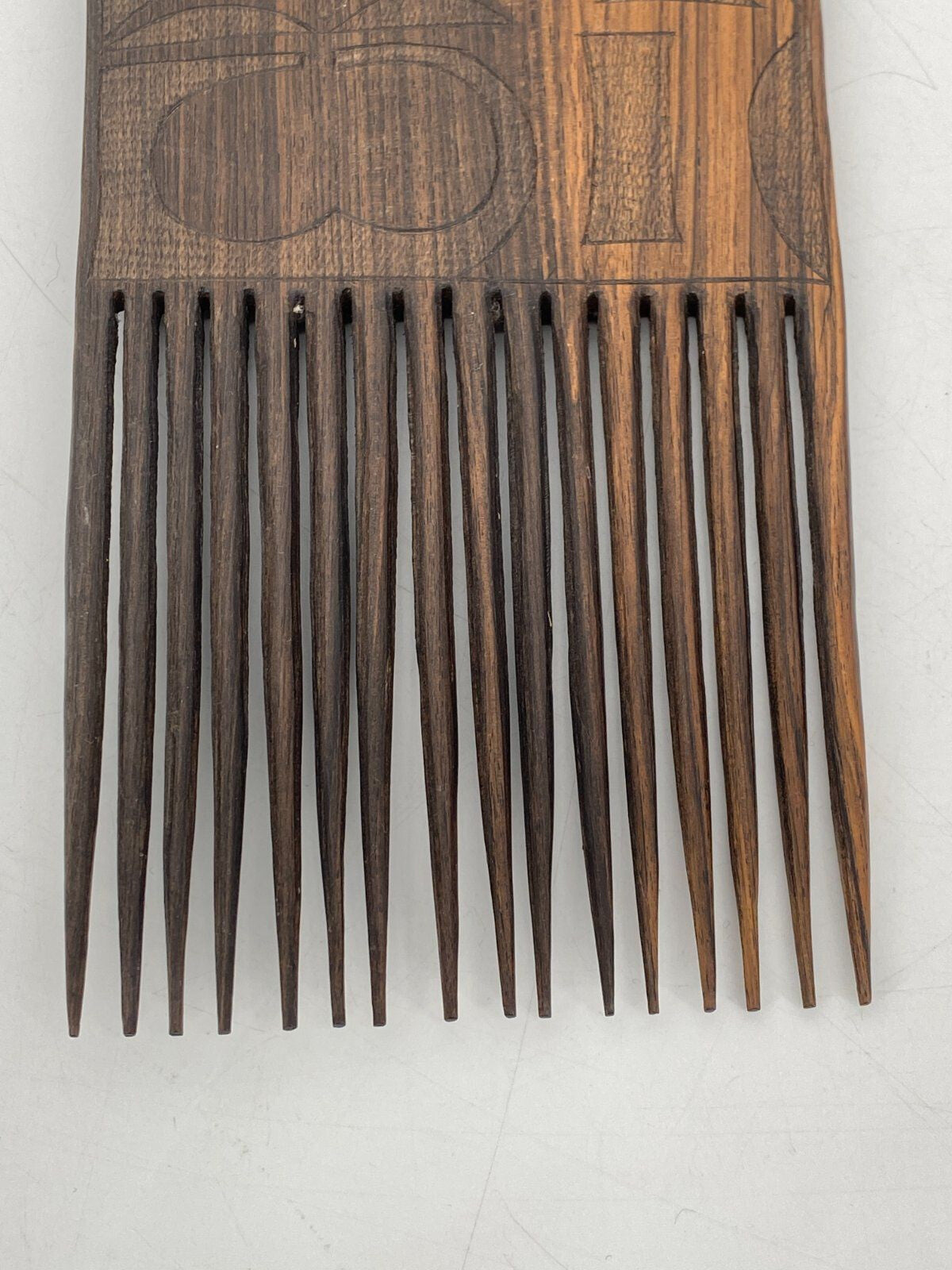 * 2 x AFRIKANISCHER KAMM HAARKAMM HOLZ HANDGESCHNITZT AFRIKA VINTAGE SCHNITZEREI