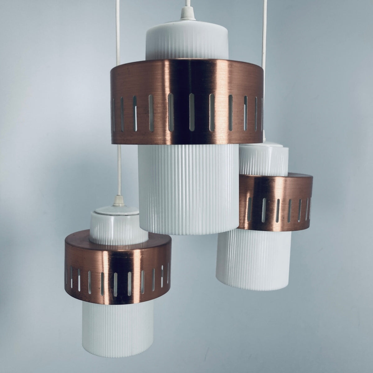 50er KASKADENLEUCHTE DDR DECKENLEUCHTE DREIFLAMMIG LAMPE KUPFER WEIß 60er