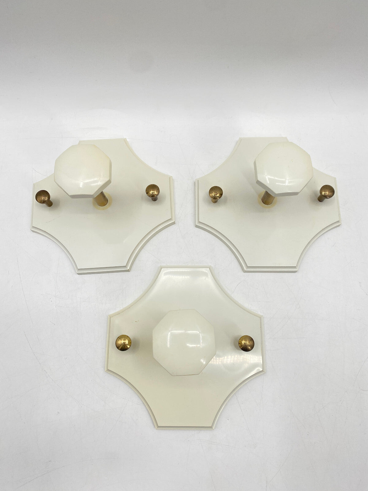 * 3 x GARDEROBENHAKEN WEIß KLEIDERHAKEN KUNSTSTOFF MESSING VINTAGE