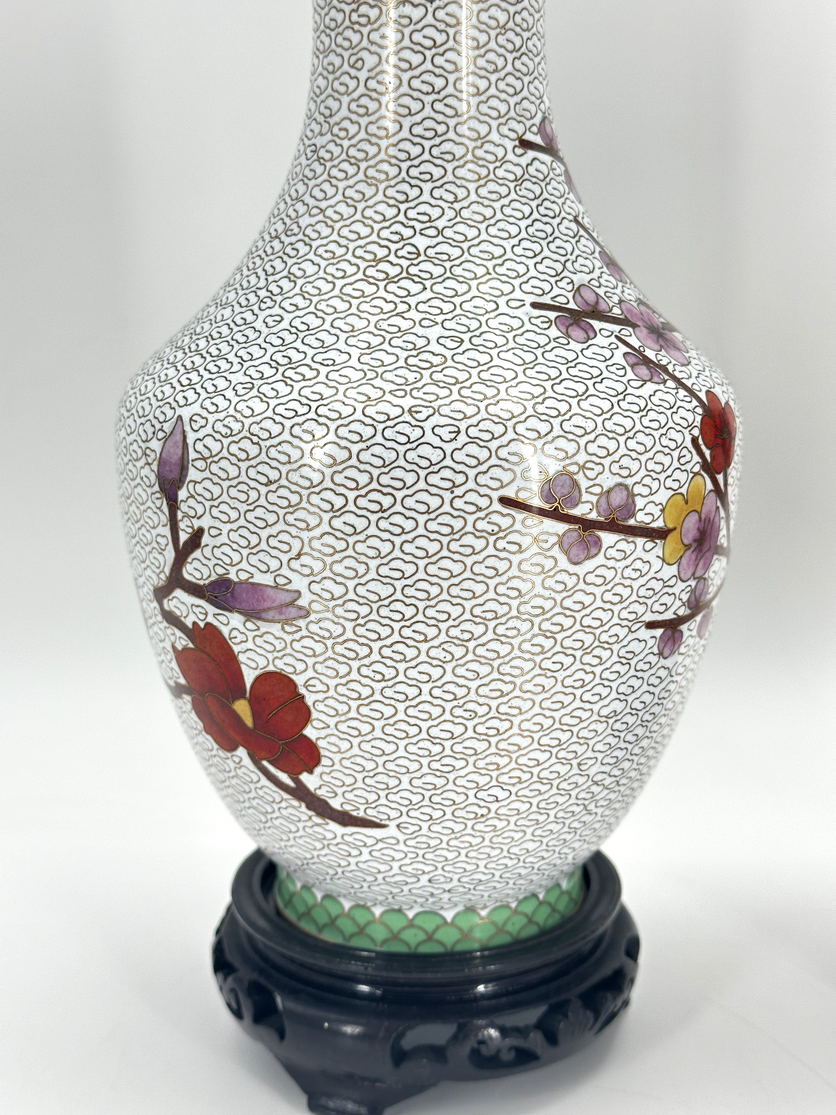 * CLOISONNÉ VASE CHINA PAAR MESSING WEIß HOLZSOCKEL CLOISONNE