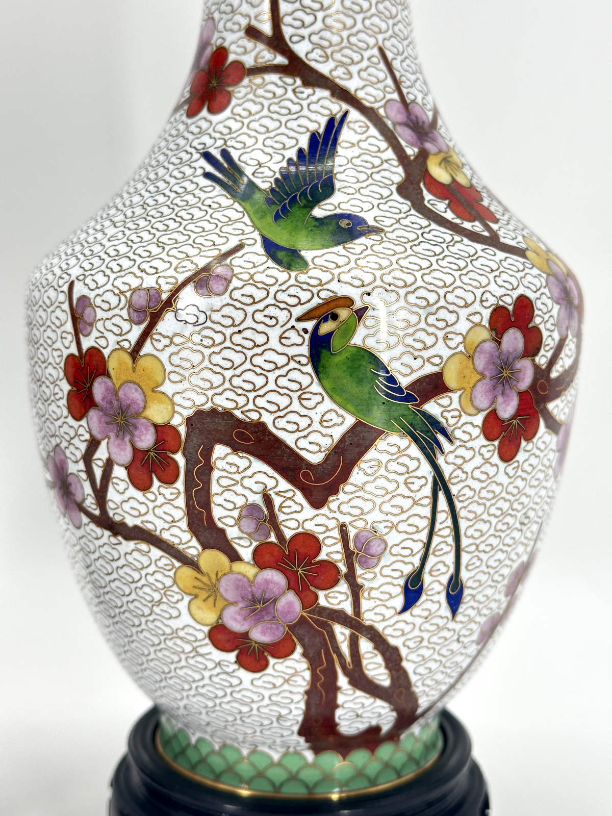 * CLOISONNÉ VASE CHINA PAAR MESSING WEIß HOLZSOCKEL CLOISONNE