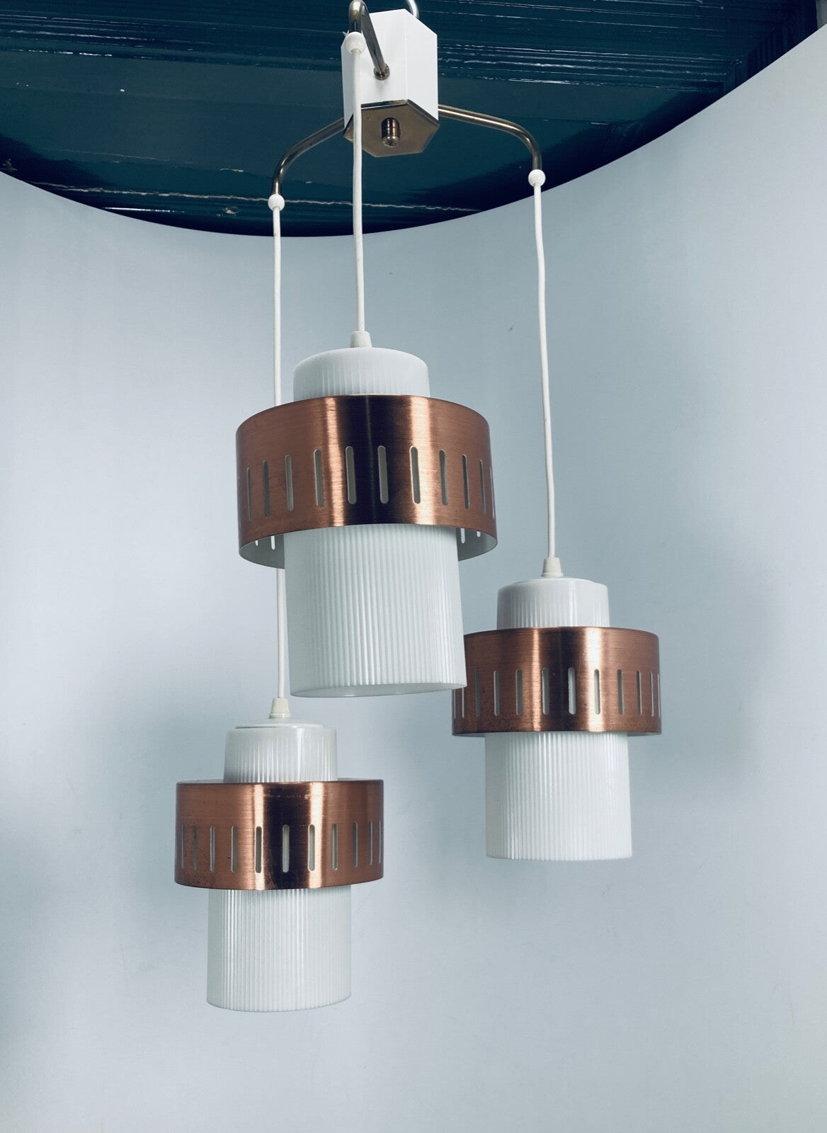 50er KASKADENLEUCHTE DDR DECKENLEUCHTE DREIFLAMMIG LAMPE KUPFER WEIß 60er