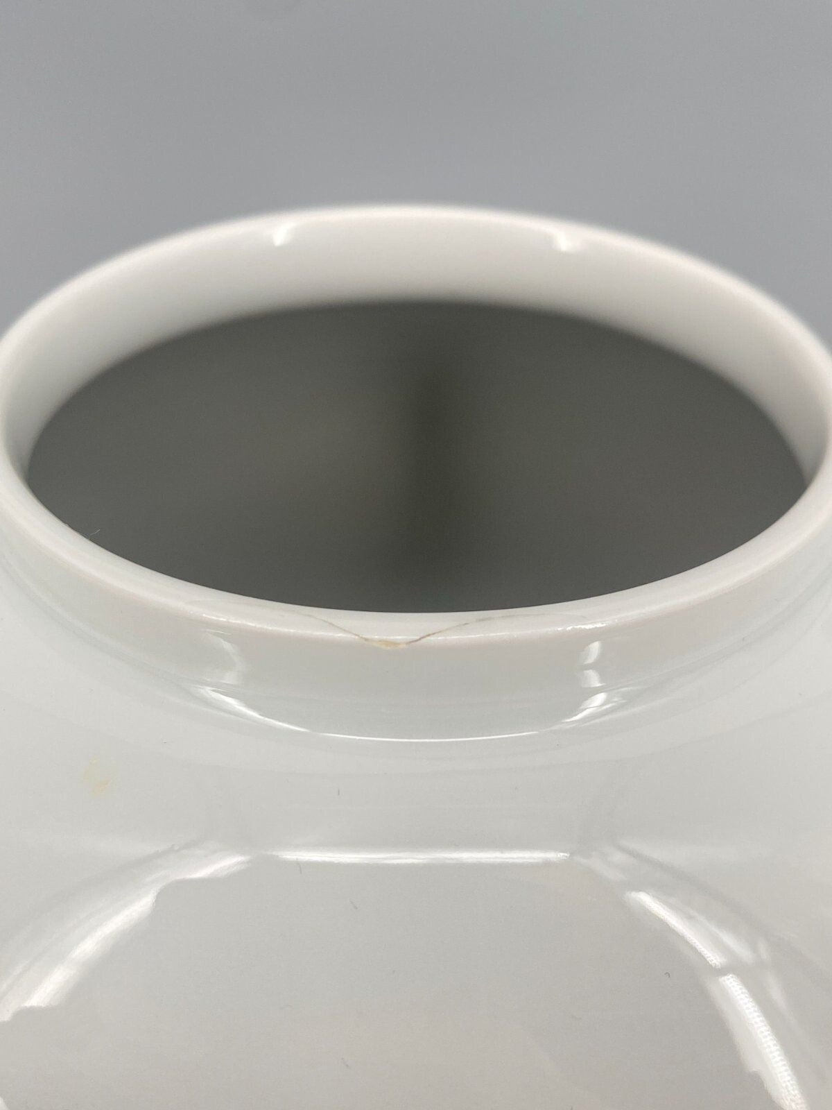 * KPM PORZELLAN VASE HERZFORM WEIß TRUDE PETRI 20CM 2. WAHL