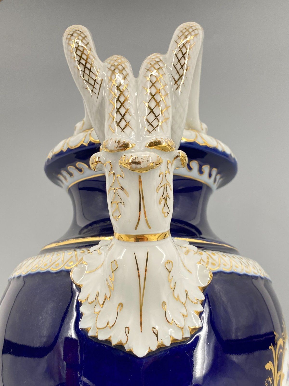 * PORZELLAN VASE HENKELVASE SCHLANGENGRIFF LEUTERITZ BLAU MEISSEN