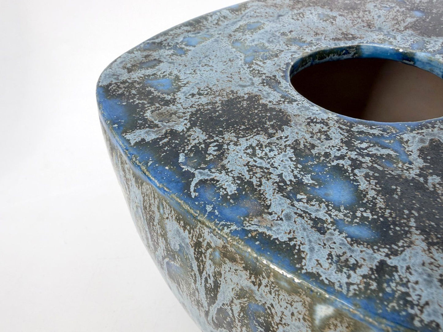 ENSEMBLE TRIO STUDIOKERAMIK VASE KUGEL BLAU IRISIEREND GLASUR 90s