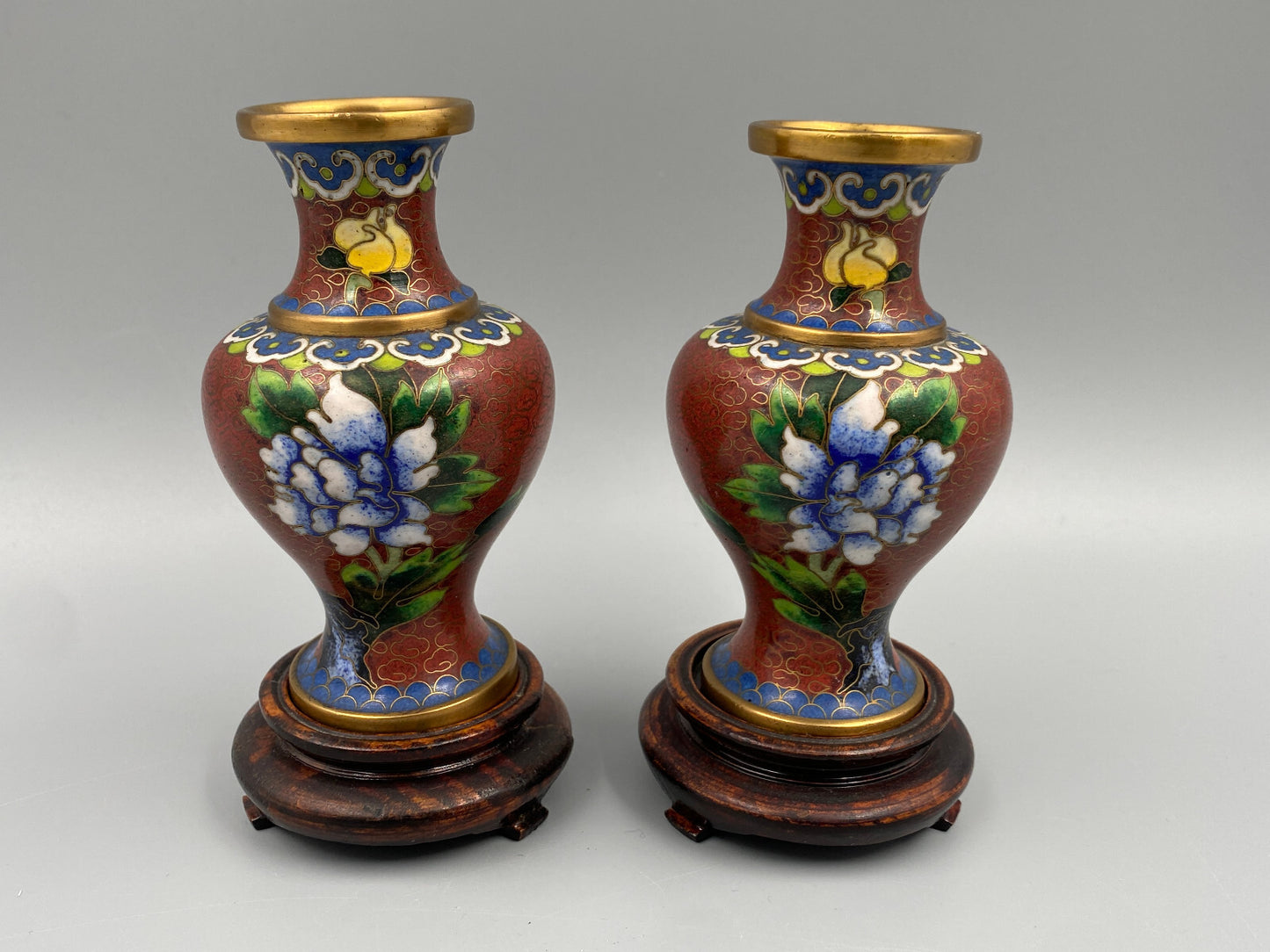 * PAAR CLOISONNE VASEN CHINA VASE MESSING EMAILLE HOLZ HOLZSOCKEL