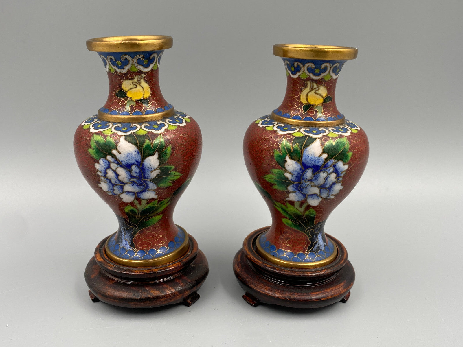 * PAAR CLOISONNE VASEN CHINA VASE MESSING EMAILLE HOLZ HOLZSOCKEL