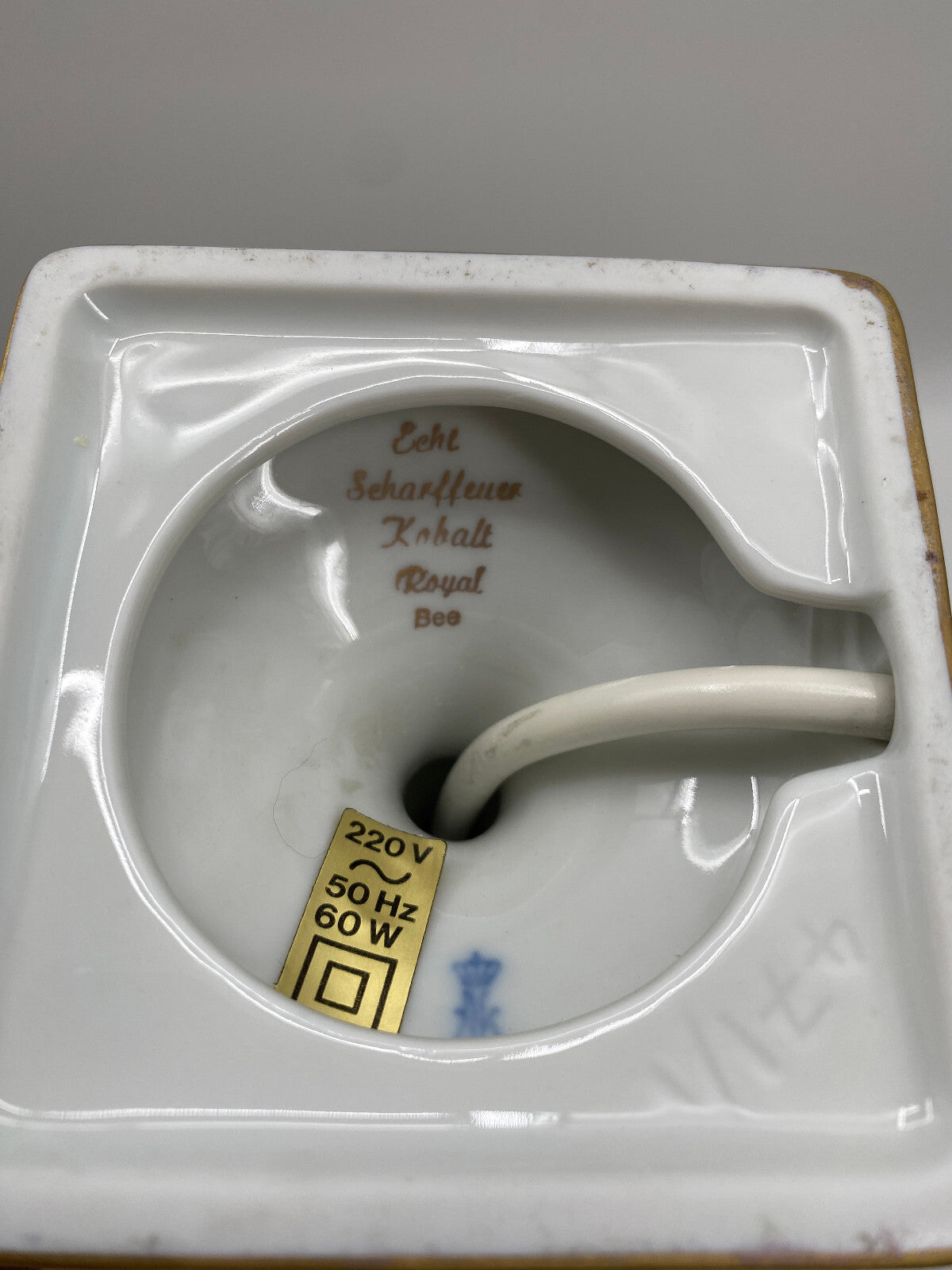 *AK KAISER PORZELLAN PRUNKVASE MENUETT LAMPE SCHIRM HENKEL SCHWÄNE SCHARFFEUER K