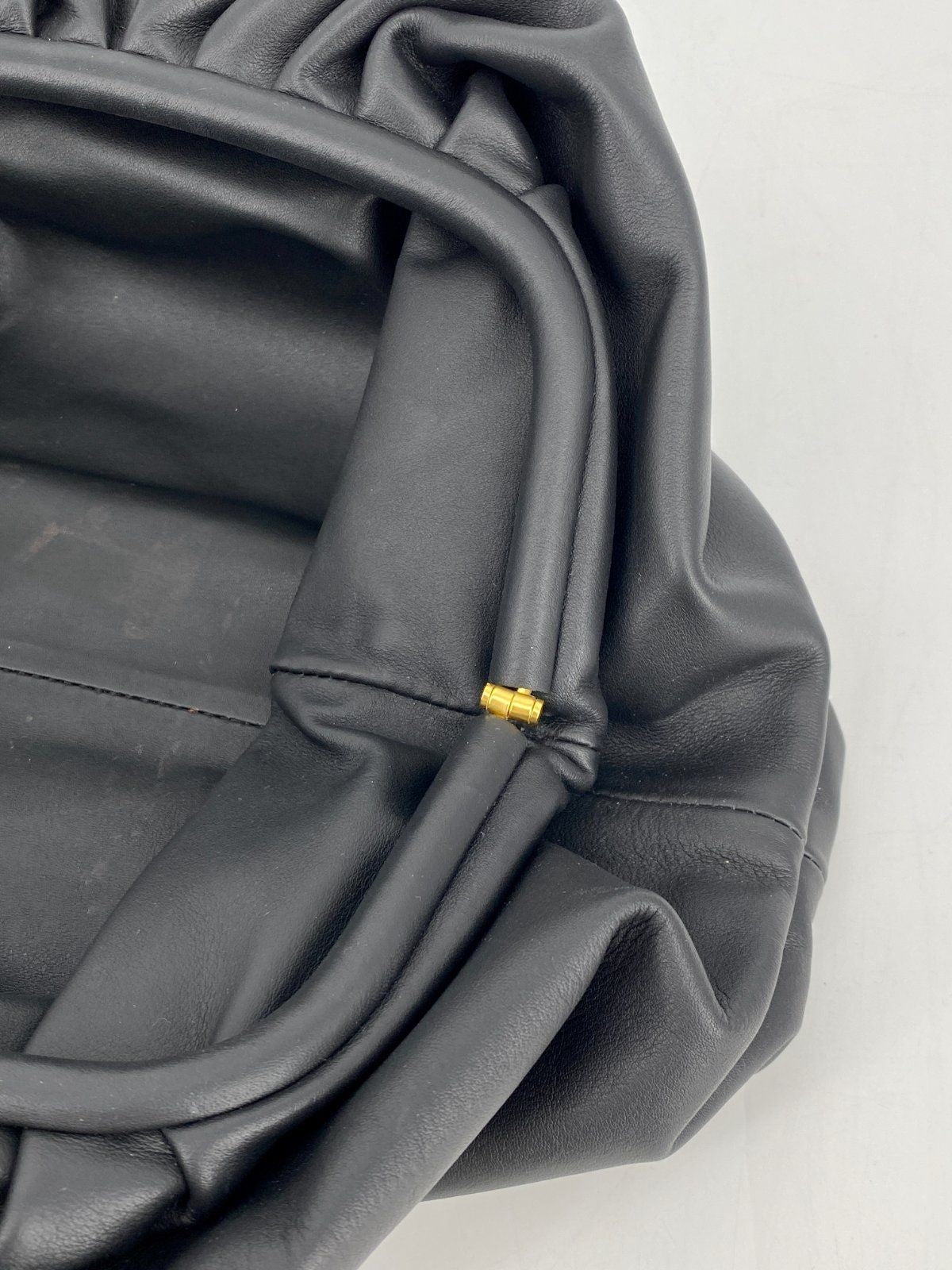 * BOTTEGA VENETA THE POUCH CLUTCH HANDTASCHE NAPPALEDER SCHWARZ