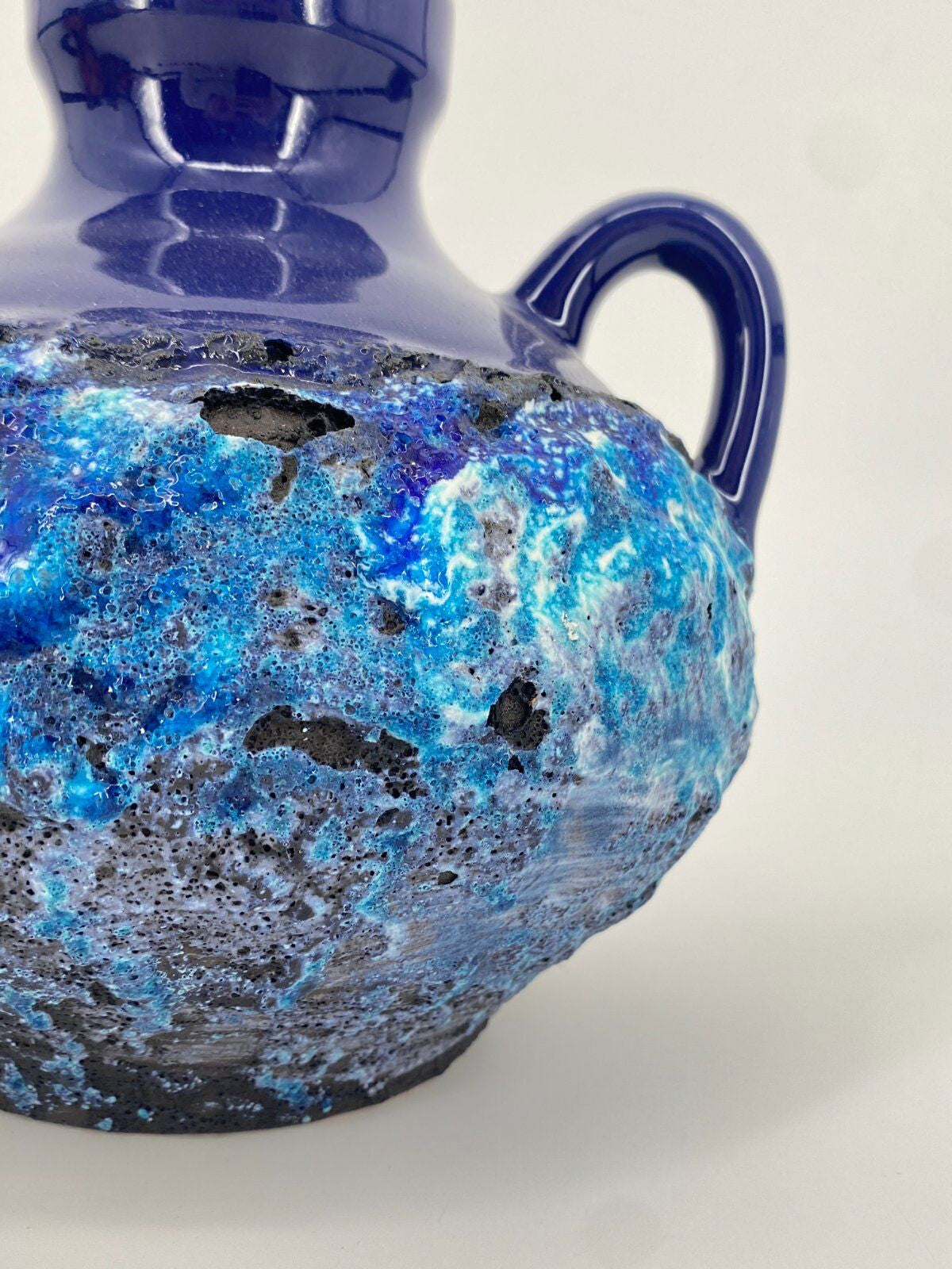 * MAREI STUDIOKERAMIK FAT LAVA VASE 4302 CAPRI DEKOR BLAU 70ER