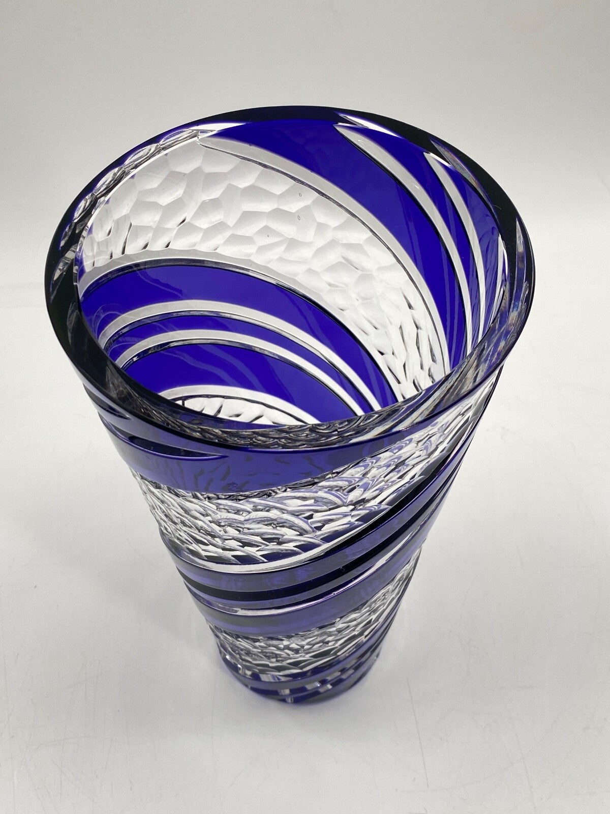 * VASE KRISTALLGLAS GESCHLIFFEN TRANSPARENT BLAU SPIRALE ÜBERFANG VINTAGE