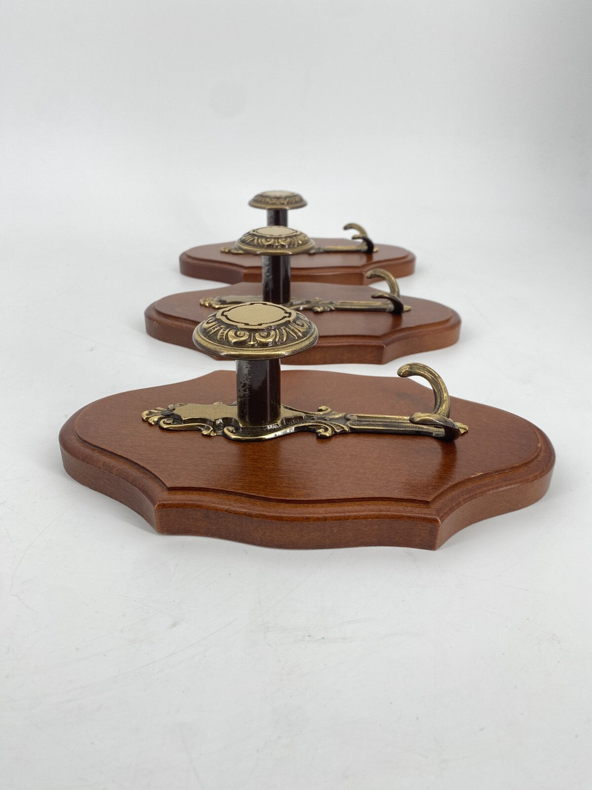 * 3 x GARDEROBENHAKEN KLEIDERHAKEN HOLZ MESSING ANTIK STIL WANDHAKEN VINTAGE