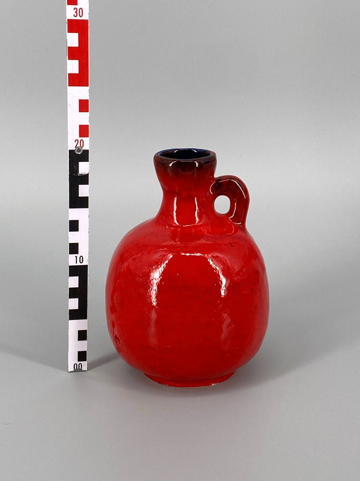 * VASE GERMAN POTTERY ROT KRUG HENKEL GLÄNZEND VINTAGE 70er