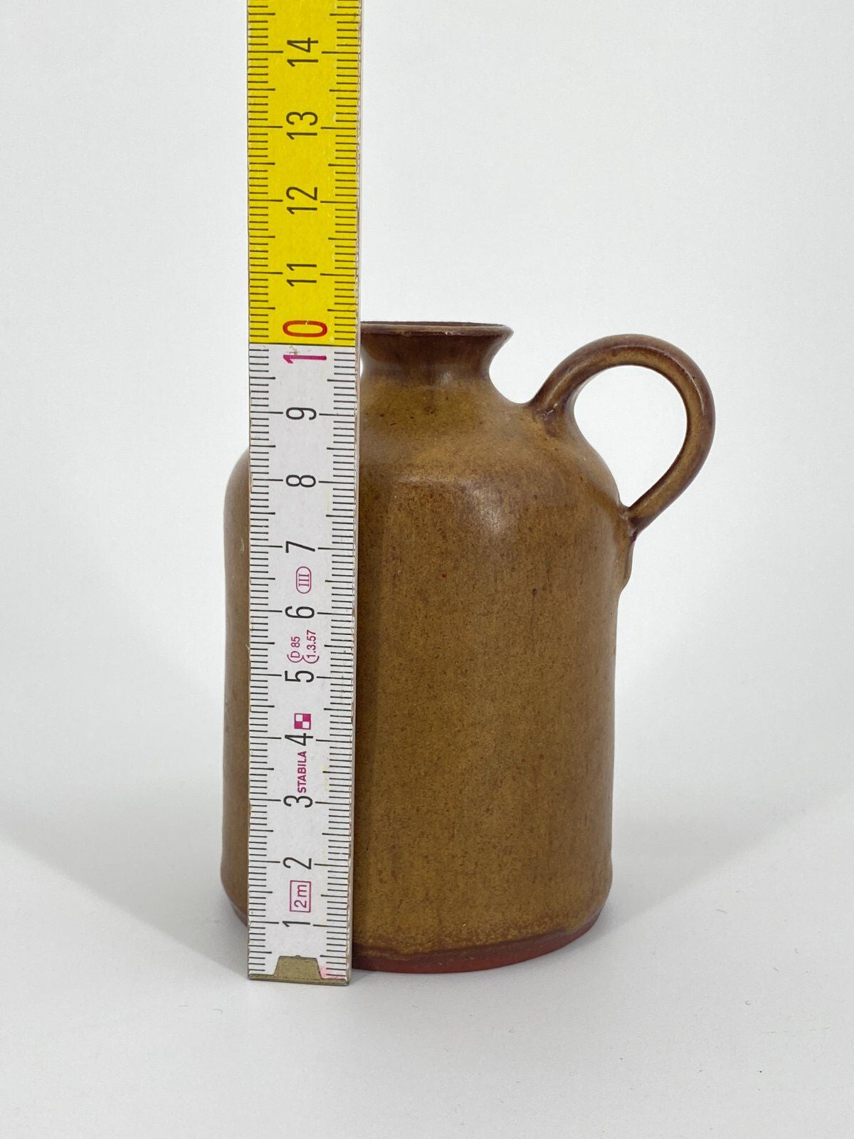 * KLEINE STUDIOKERAMIK KRUG VASE MIT HENKEL BRAUN VINTAGE