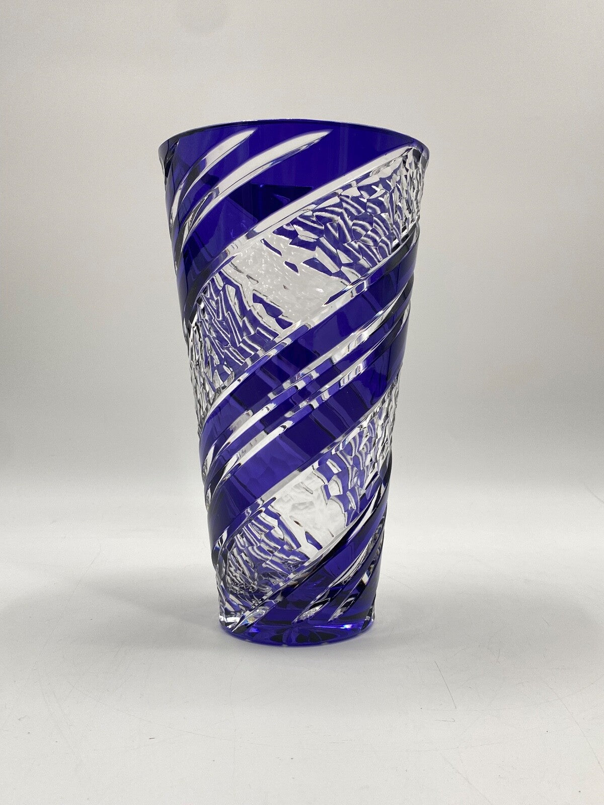* VASE KRISTALLGLAS GESCHLIFFEN TRANSPARENT BLAU SPIRALE ÜBERFANG VINTAGE