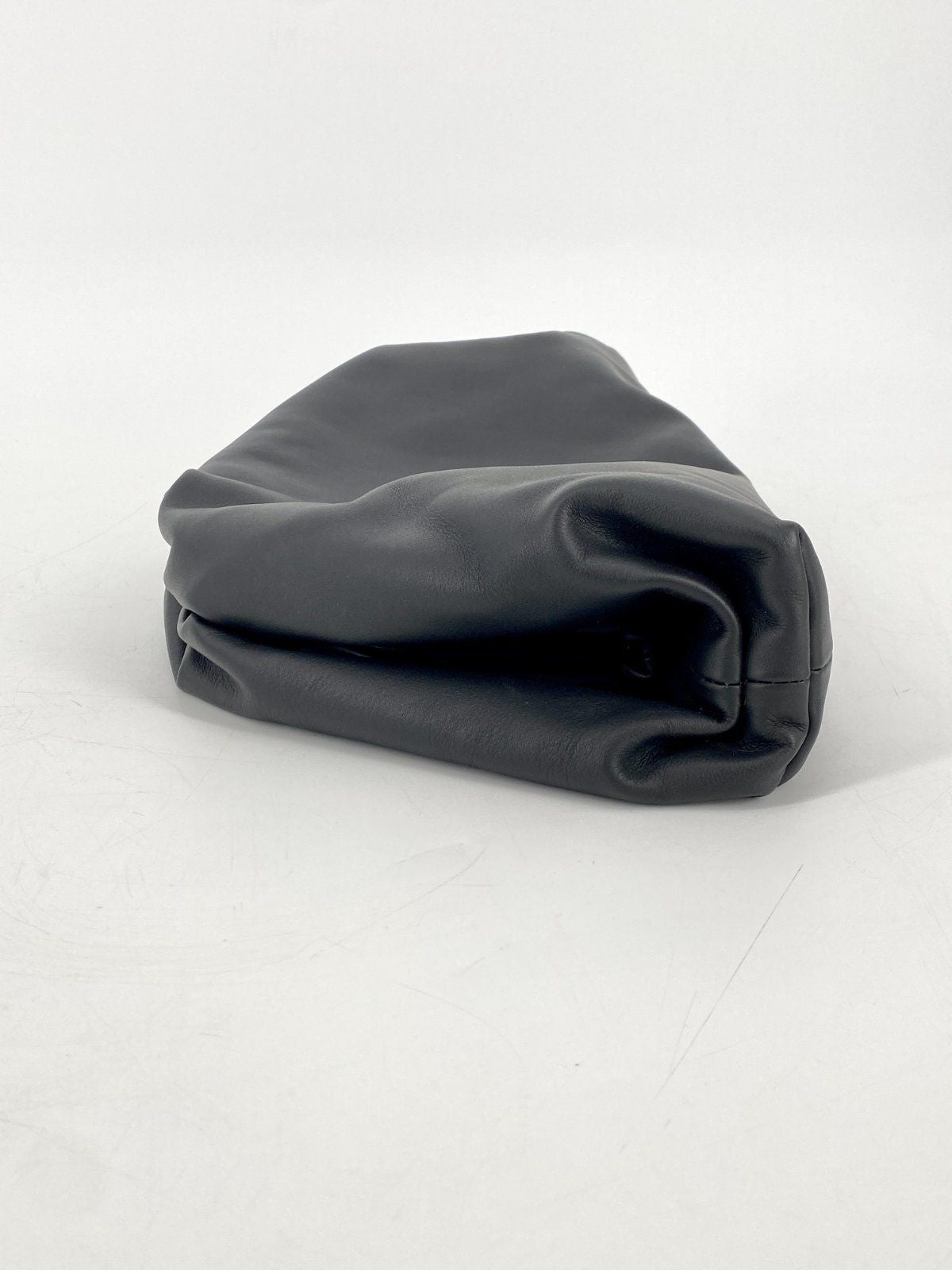 * BOTTEGA VENETA THE POUCH CLUTCH HANDTASCHE NAPPALEDER SCHWARZ