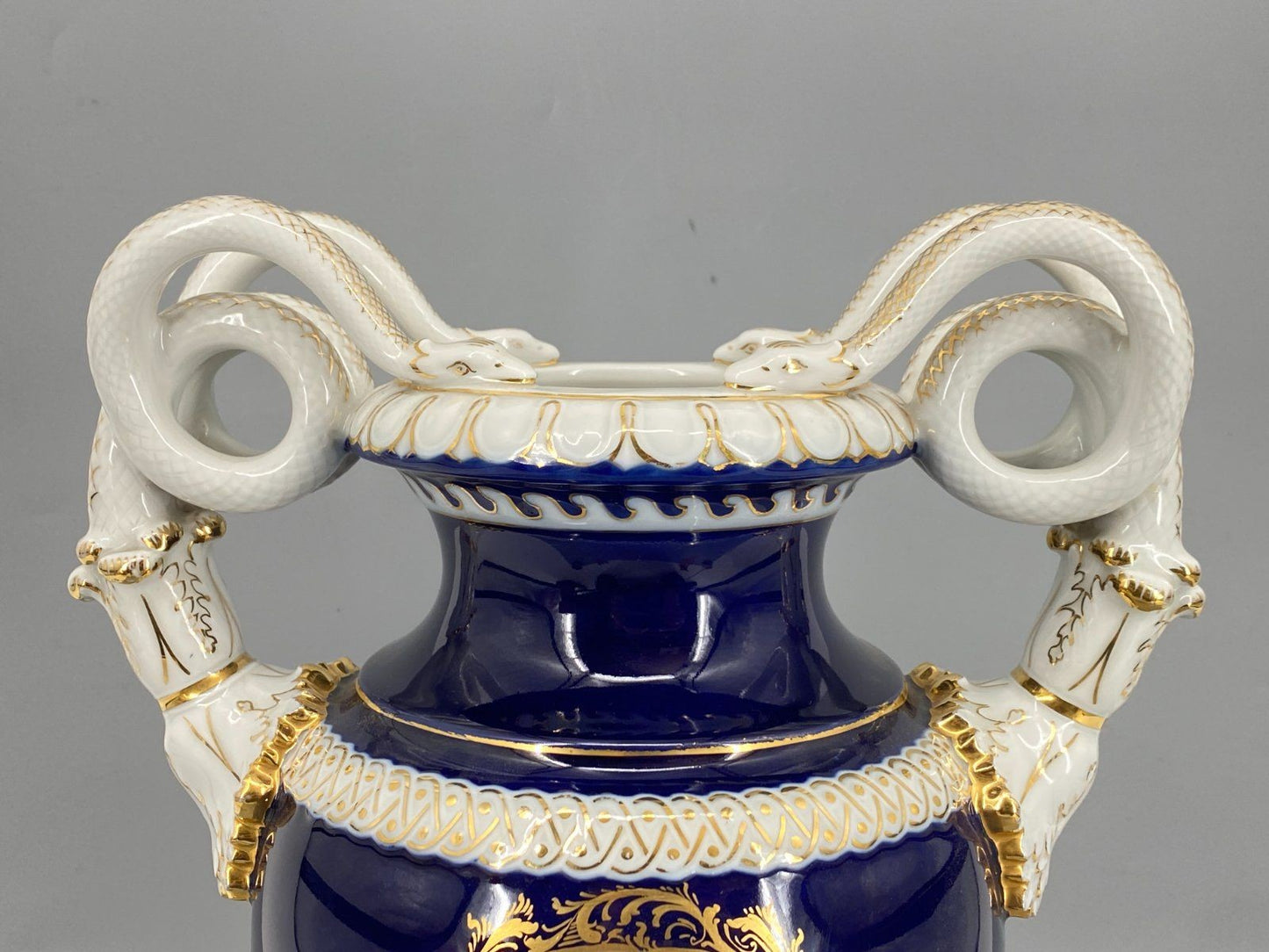 * PORZELLAN VASE HENKELVASE SCHLANGENGRIFF LEUTERITZ BLAU MEISSEN