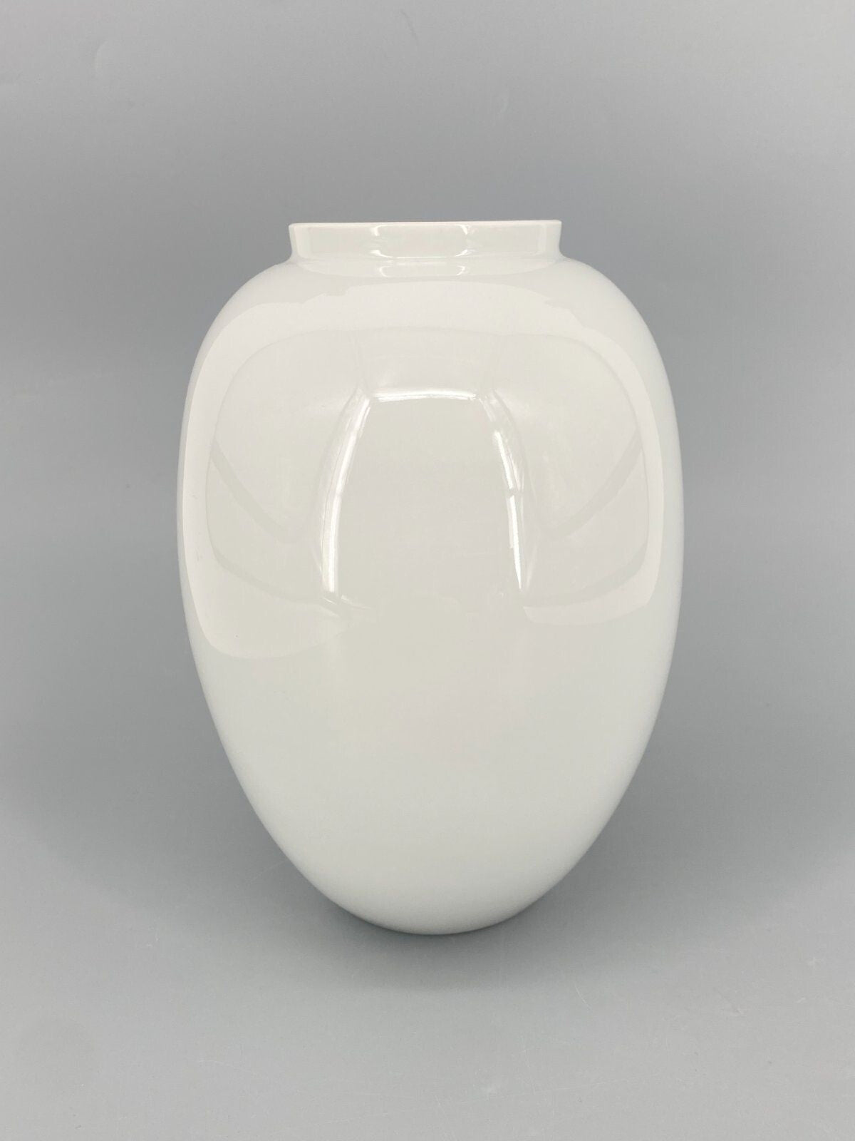 * KPM PORZELLAN VASE HERZFORM WEIß TRUDE PETRI 20CM 2. WAHL