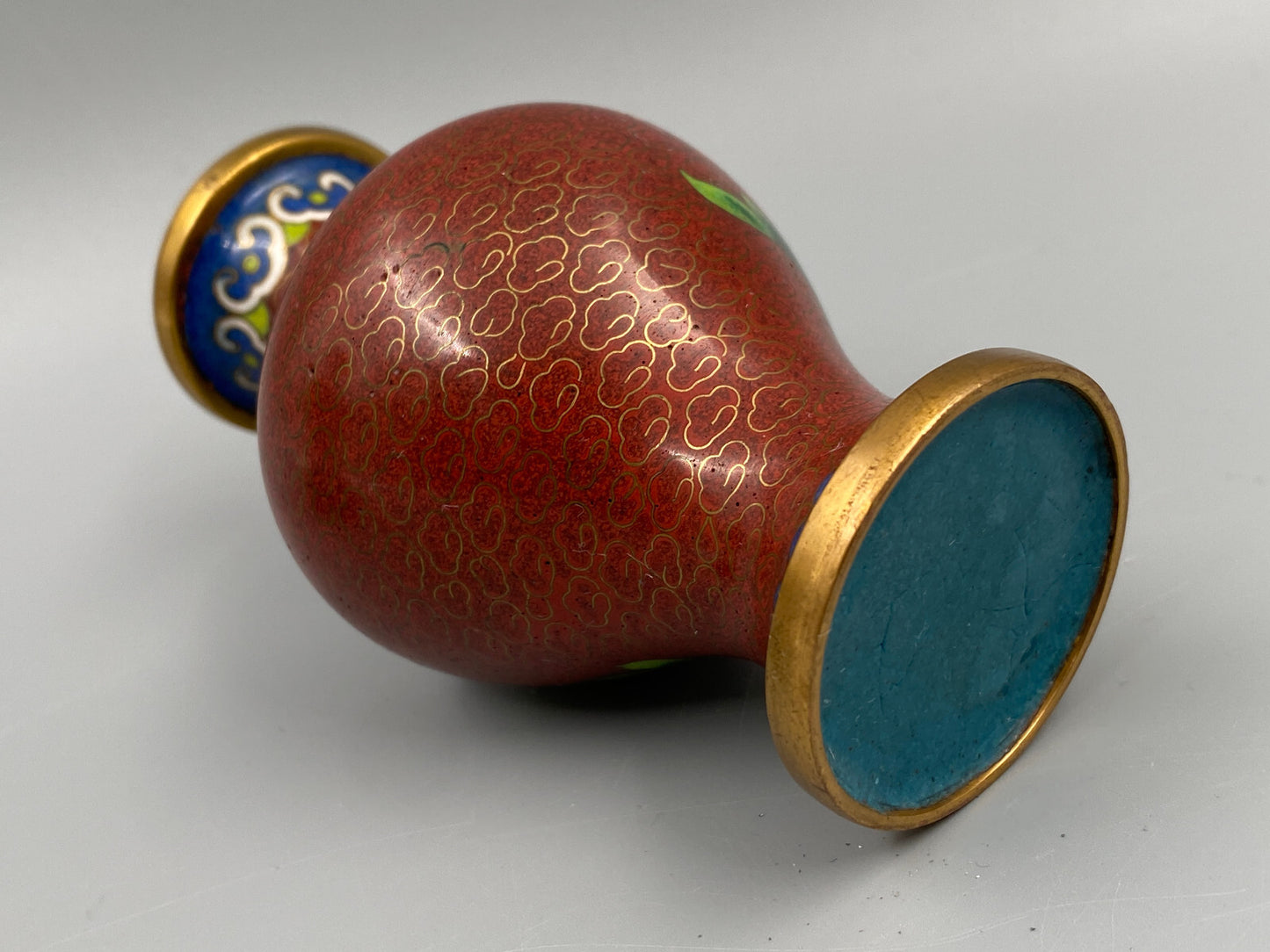 * PAAR CLOISONNE VASEN CHINA VASE MESSING EMAILLE HOLZ HOLZSOCKEL