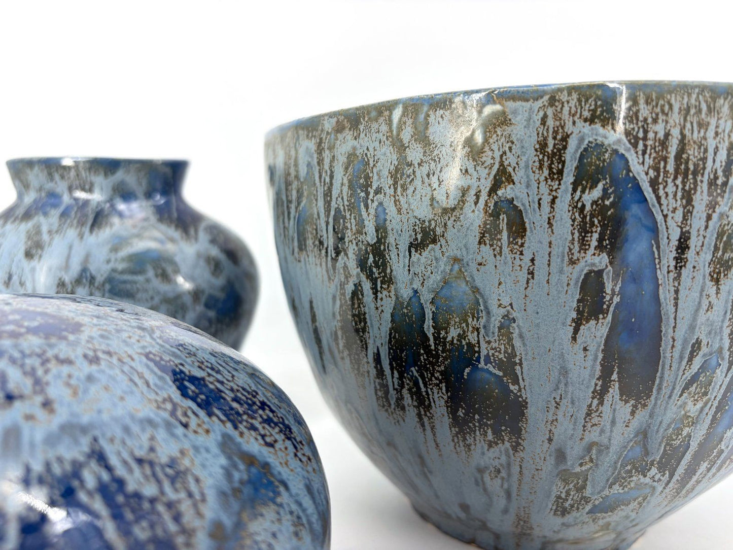 ENSEMBLE TRIO STUDIOKERAMIK VASE KUGEL BLAU IRISIEREND GLASUR 90s