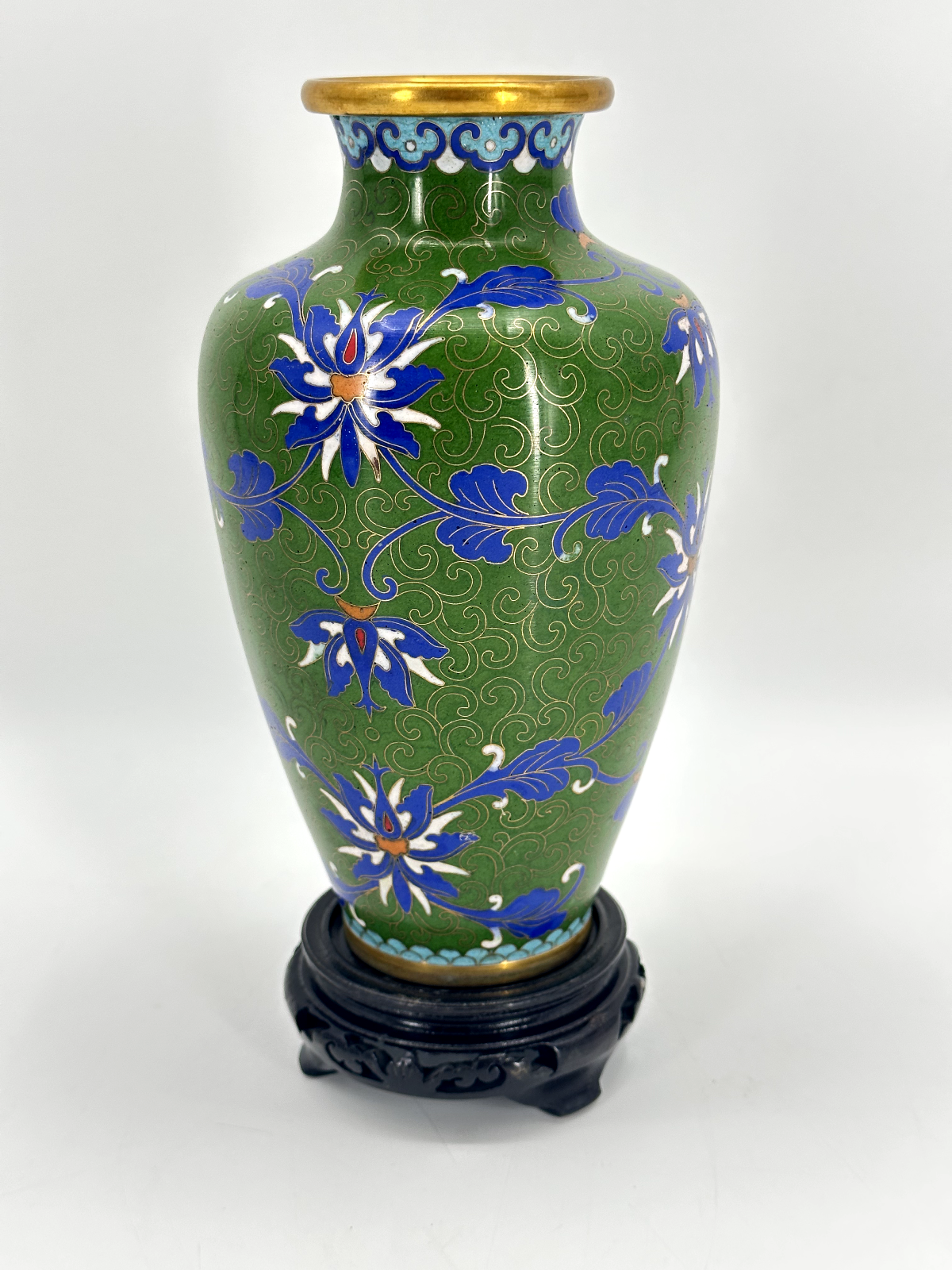 * CLOISONNÉ VASE CHINA MESSING GRÜN HOLZSOCKEL CLOISONNE