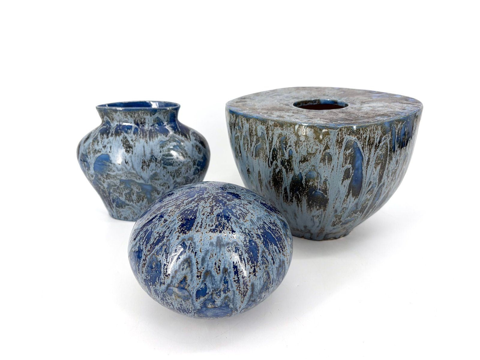 ENSEMBLE TRIO STUDIOKERAMIK VASE KUGEL BLAU IRISIEREND GLASUR 90s