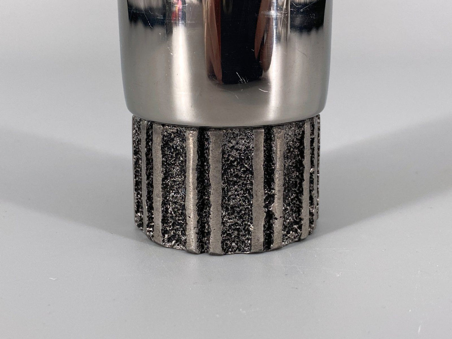 * KLEINE VASE BRUTALISTISCH STAHL STRUKTUR SCHMAL METALL 70er