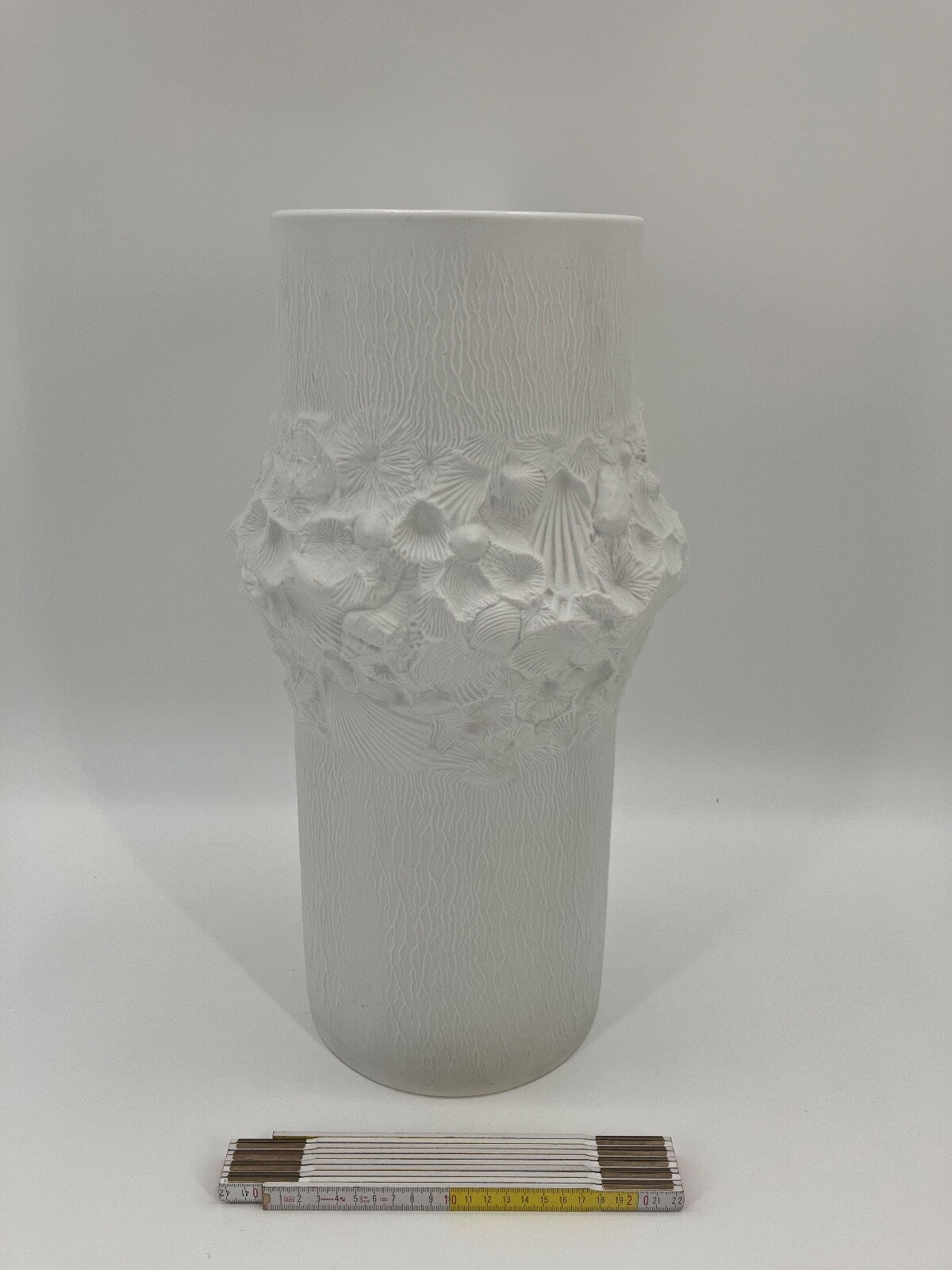 * KAISER BODENVASE BISQUIT PORZELLAN MUSCHELN RELIEF 1960er VINTAGE