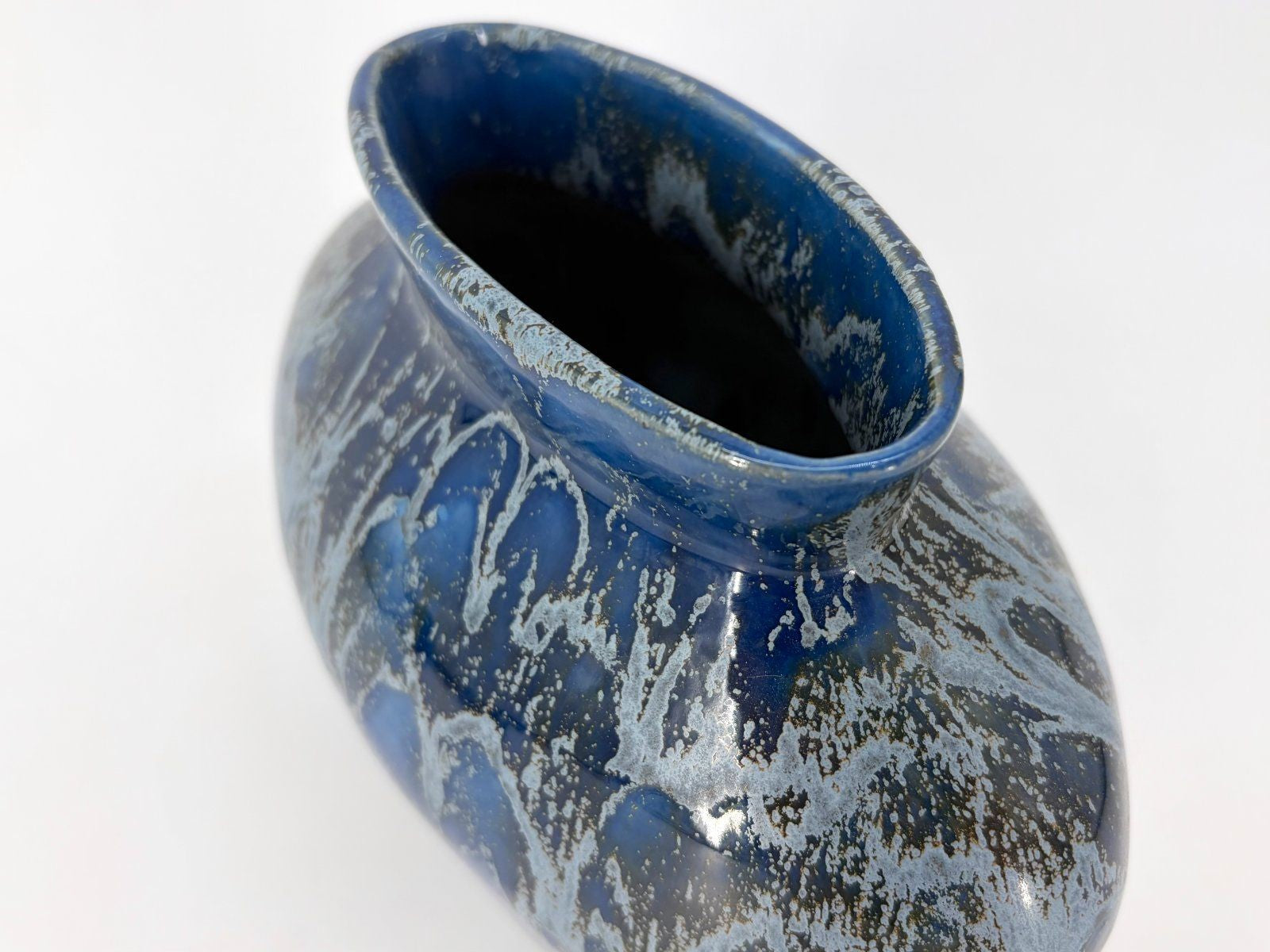 ENSEMBLE TRIO STUDIOKERAMIK VASE KUGEL BLAU IRISIEREND GLASUR 90s