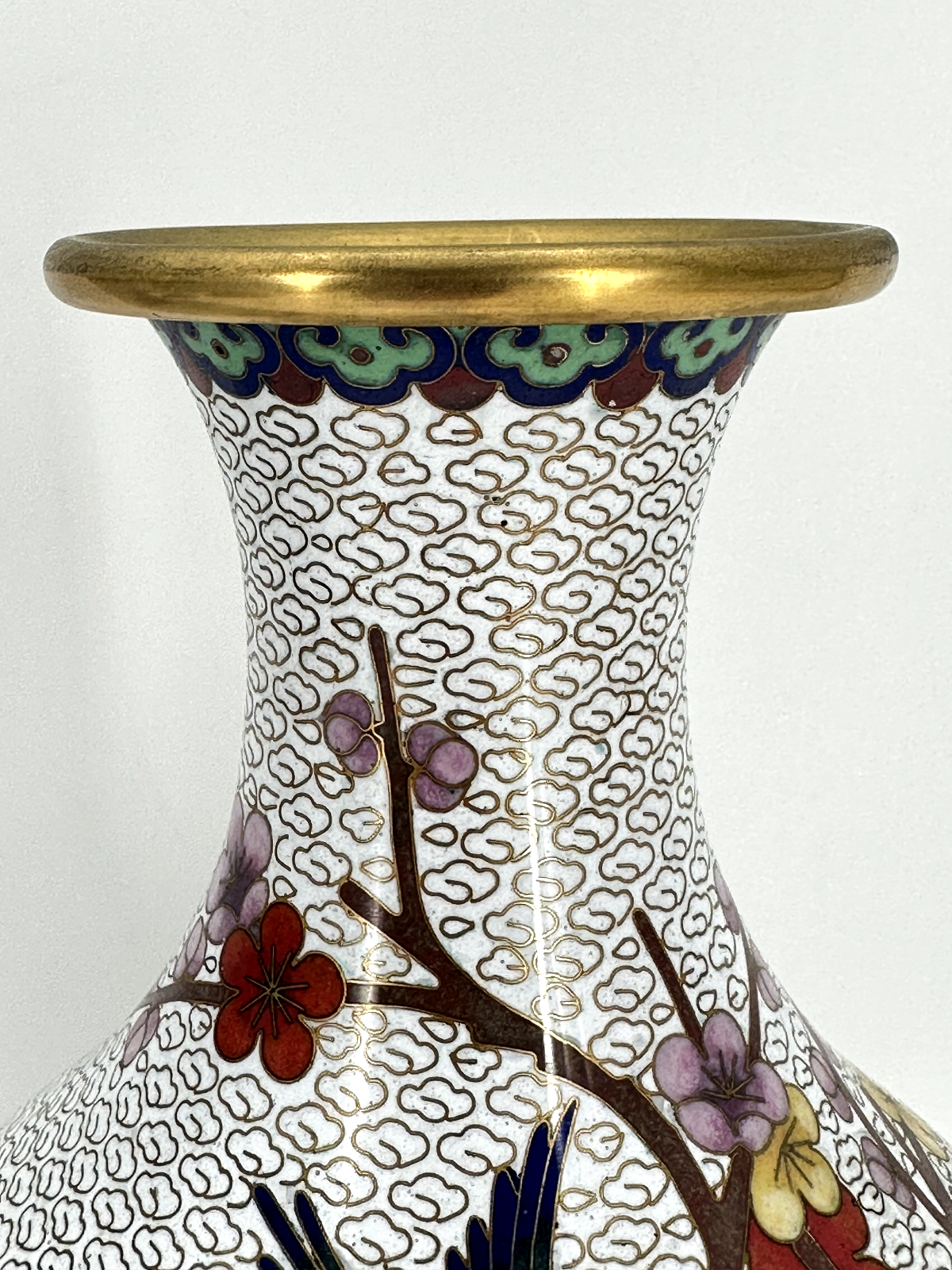 * CLOISONNÉ VASE CHINA PAAR MESSING WEIß HOLZSOCKEL CLOISONNE