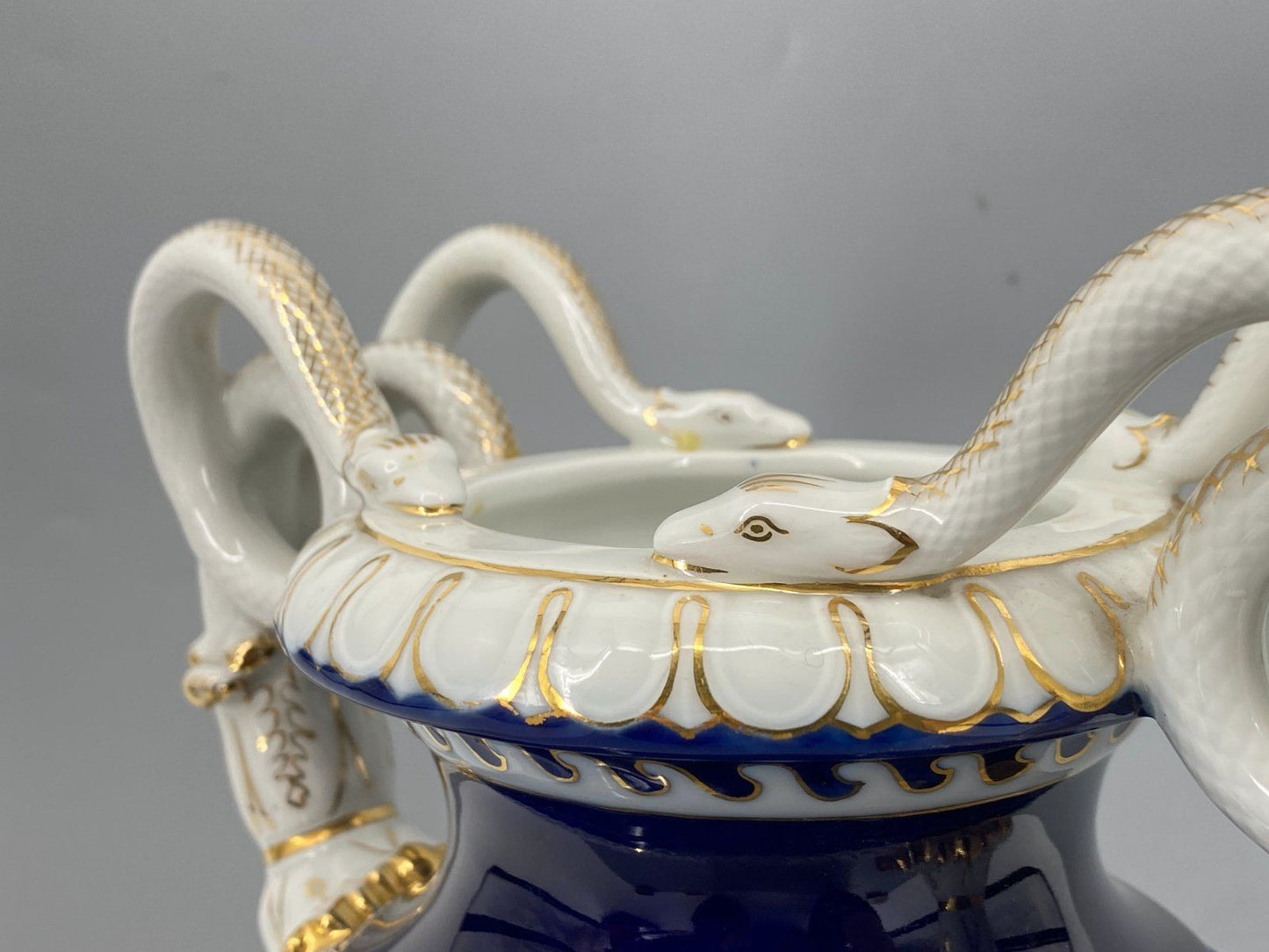 * PORZELLAN VASE HENKELVASE SCHLANGENGRIFF LEUTERITZ BLAU MEISSEN