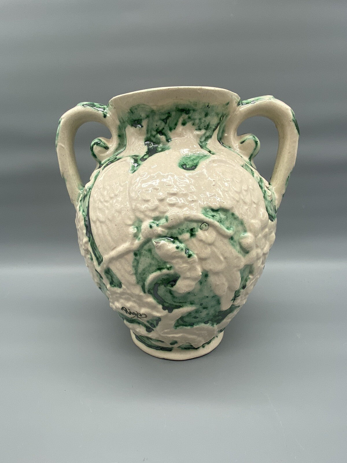 * VASE HENKELVASE KERAMIK VOGEL PFAU BLUMEN RELIEF RIGO BRUXELLES BELGIEN