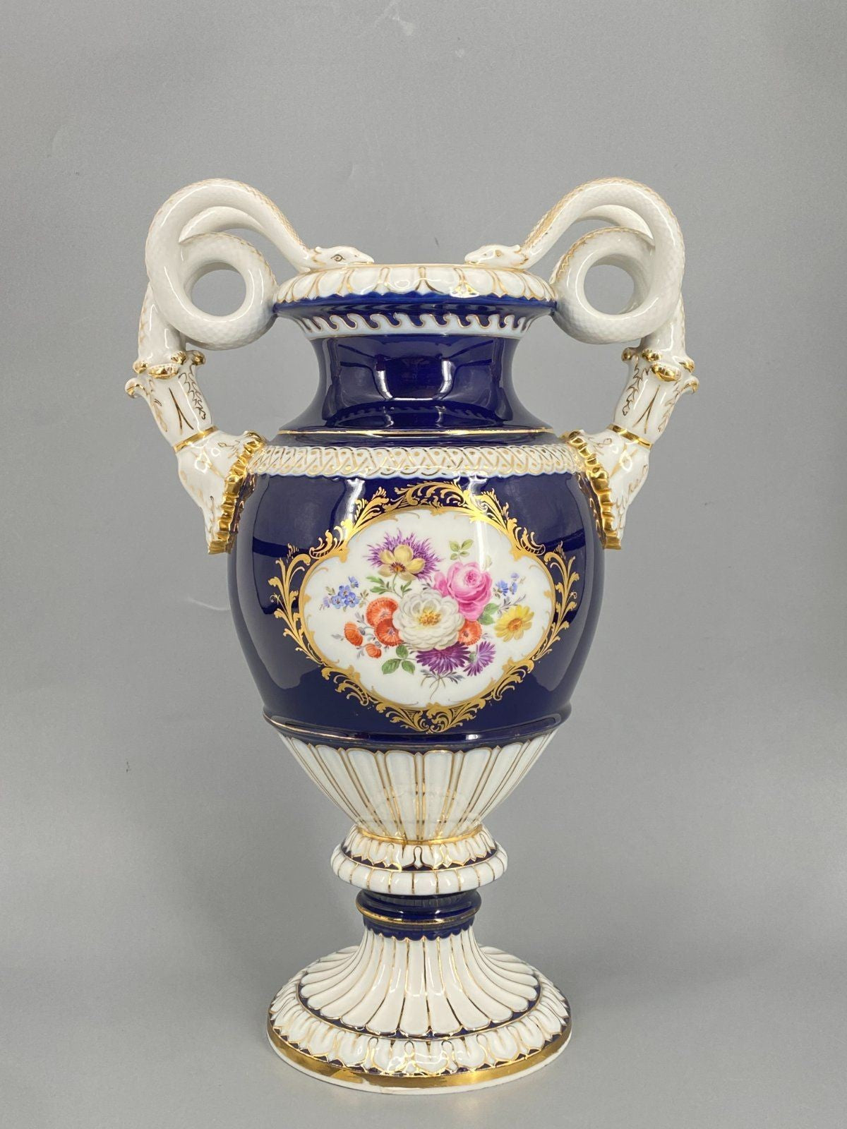 * PORZELLAN VASE HENKELVASE SCHLANGENGRIFF LEUTERITZ BLAU MEISSEN