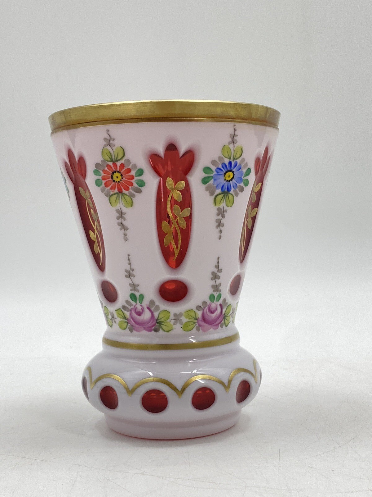 * BÖHMISCHES GLAS VASE BECHE HELLROT TSCHECHIEN ÜBERFANG WEIß VINTAGE GOLD