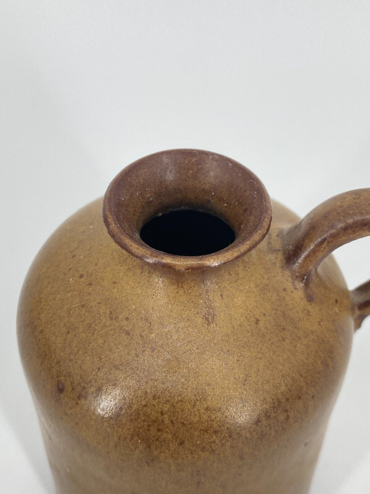 * KLEINE STUDIOKERAMIK KRUG VASE MIT HENKEL BRAUN VINTAGE