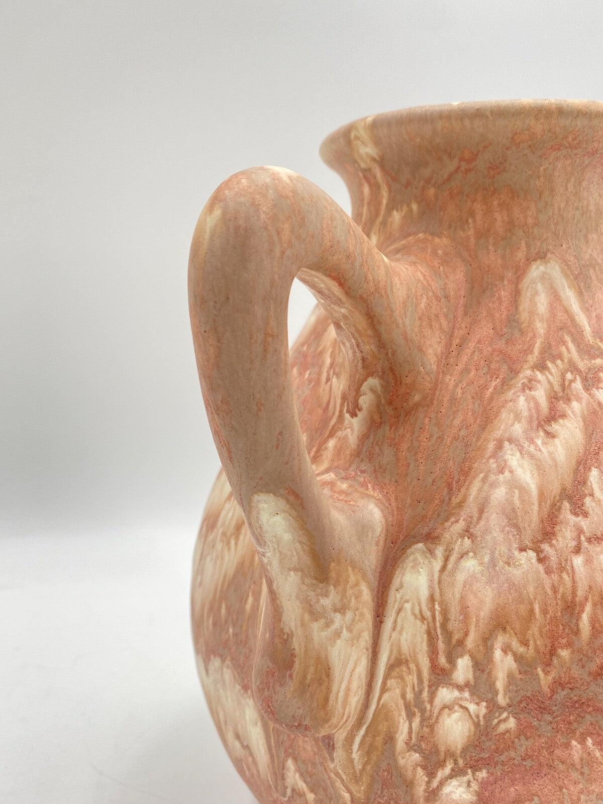 * VASE KERAMIK RUSCHA ART ROSA CREME MARMORIERT SAMT OBERFLÄCHE HENKEL