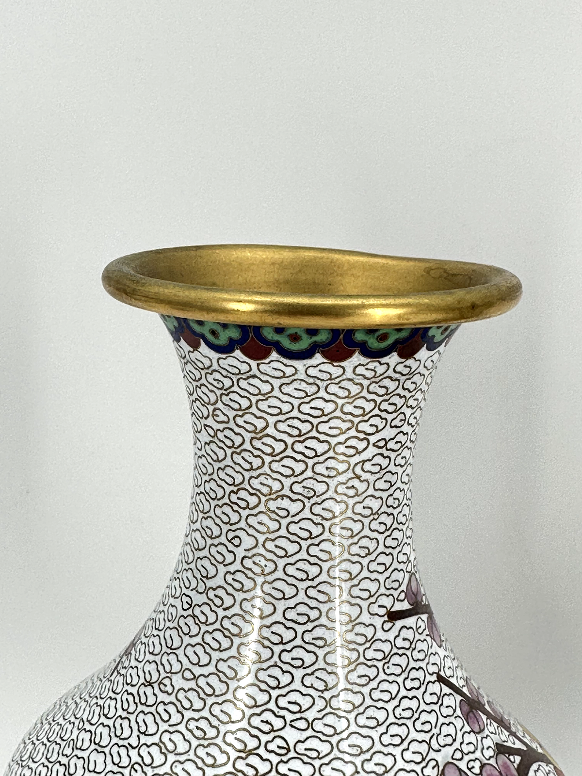 * CLOISONNÉ VASE CHINA PAAR MESSING WEIß HOLZSOCKEL CLOISONNE