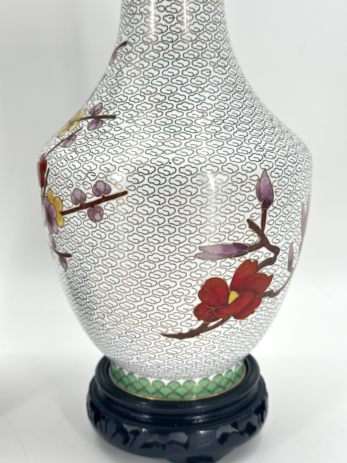 * CLOISONNÉ VASE CHINA PAAR MESSING WEIß HOLZSOCKEL CLOISONNE