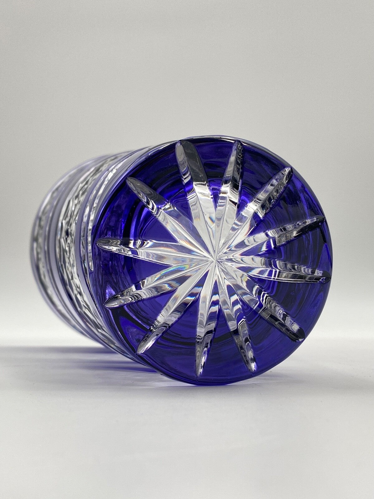 * VASE KRISTALLGLAS GESCHLIFFEN TRANSPARENT BLAU SPIRALE ÜBERFANG VINTAGE