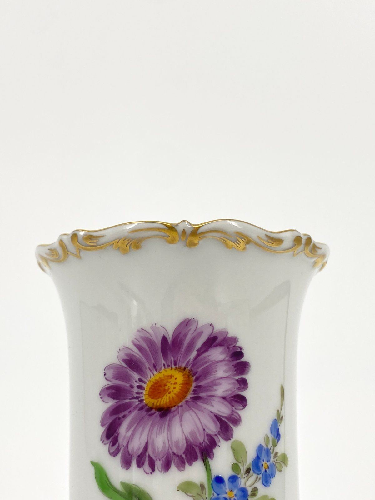 * MEISSEN PORZELLAN FÜßCHENVASE SOCKEL STREUBLUMEN GOLDRAND