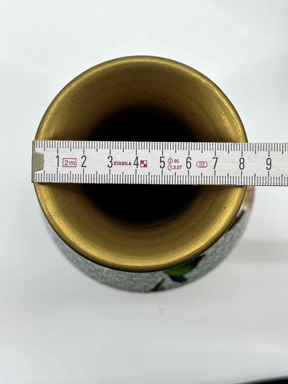 * CLOISONNÉ VASE CHINA PAAR MESSING WEIß HOLZSOCKEL CLOISONNE