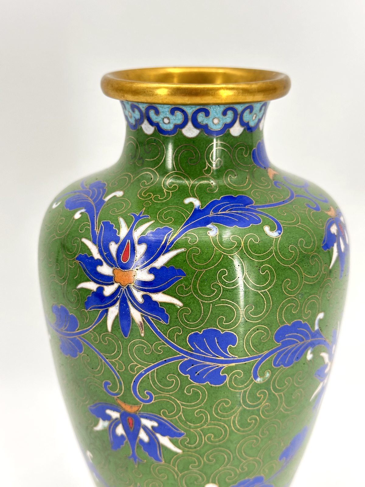 * CLOISONNÉ VASE CHINA MESSING GRÜN HOLZSOCKEL CLOISONNE