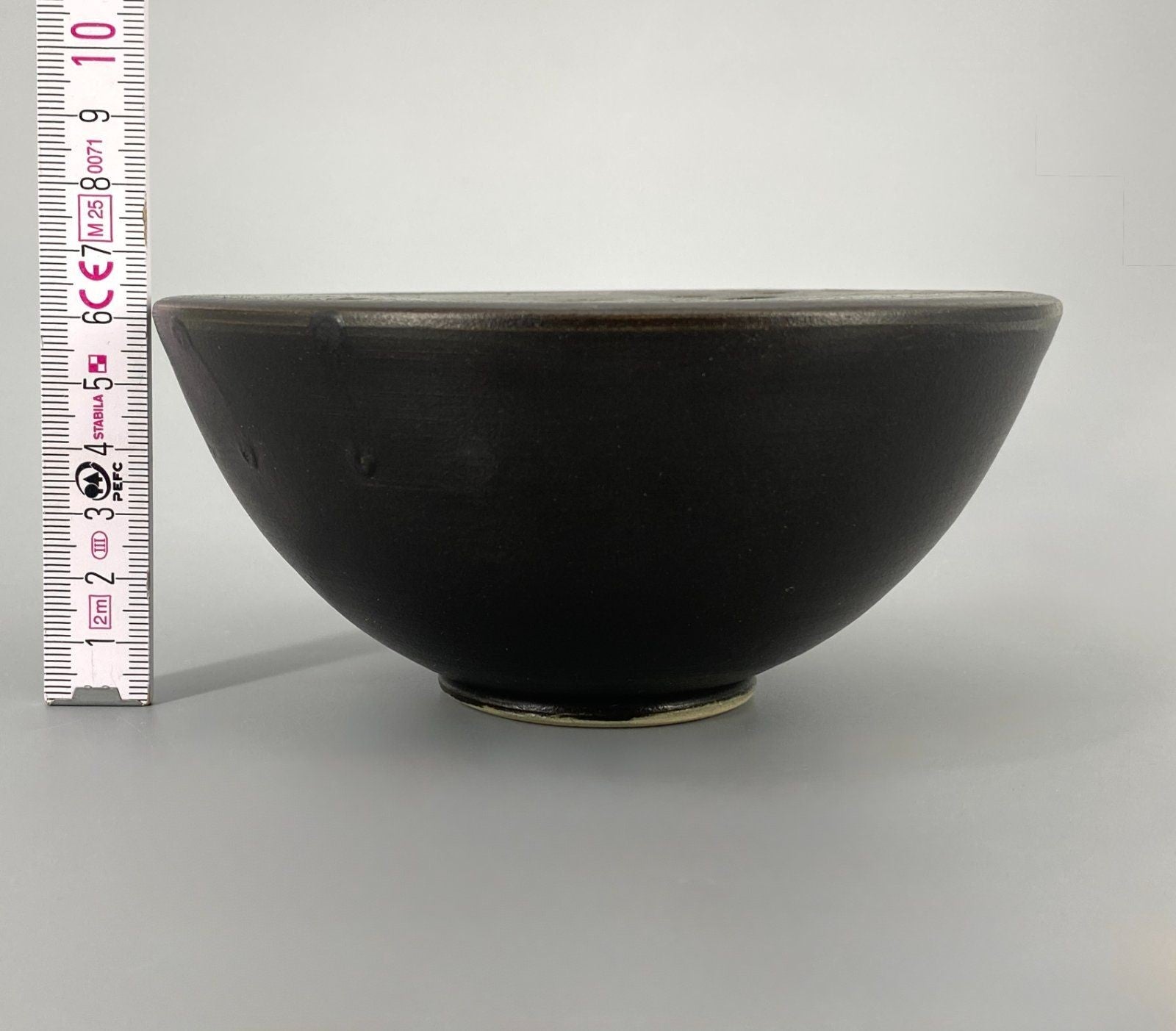 * STUDIOKERAMIK IKEBANA VASE DUNKELBRAUN MONOGRAMMIERT GH HG