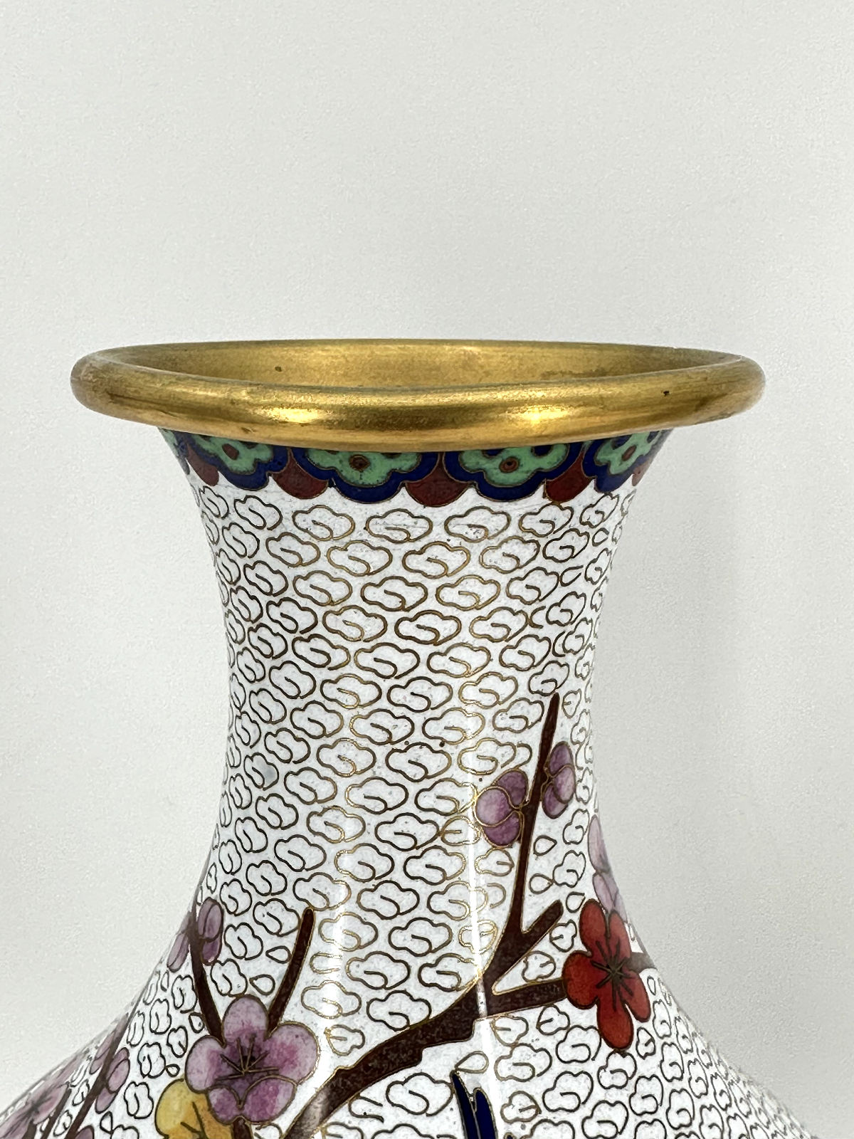 * CLOISONNÉ VASE CHINA PAAR MESSING WEIß HOLZSOCKEL CLOISONNE